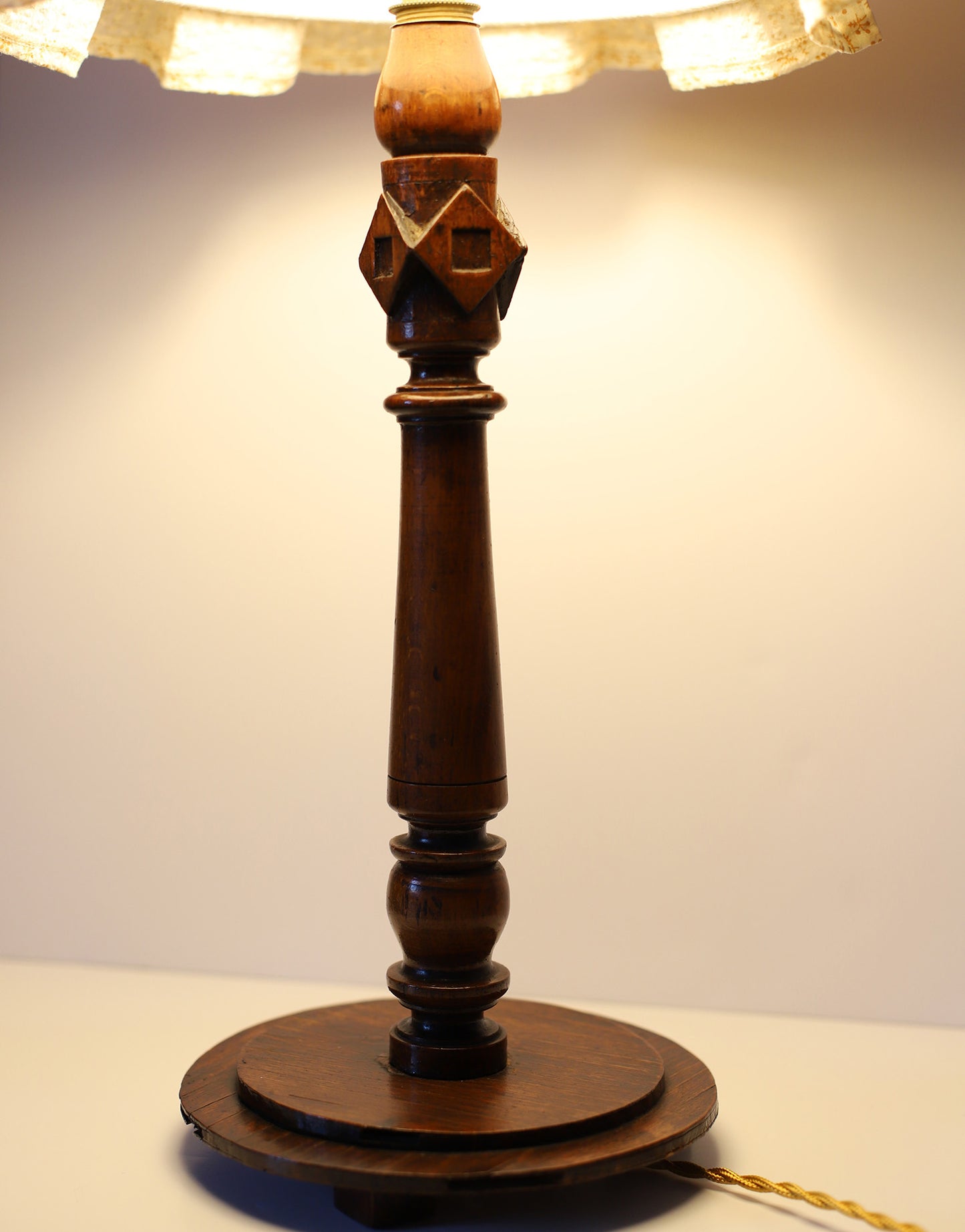 Lampe à poser vintage Hautlalampe – pied en bois sculpté, abat-jour plissé fleuri