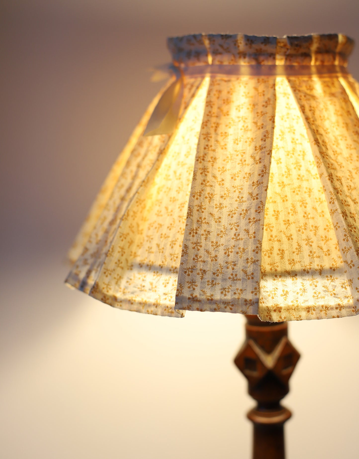 Lampe à poser vintage Hautlalampe – pied en bois sculpté, abat-jour plissé fleuri