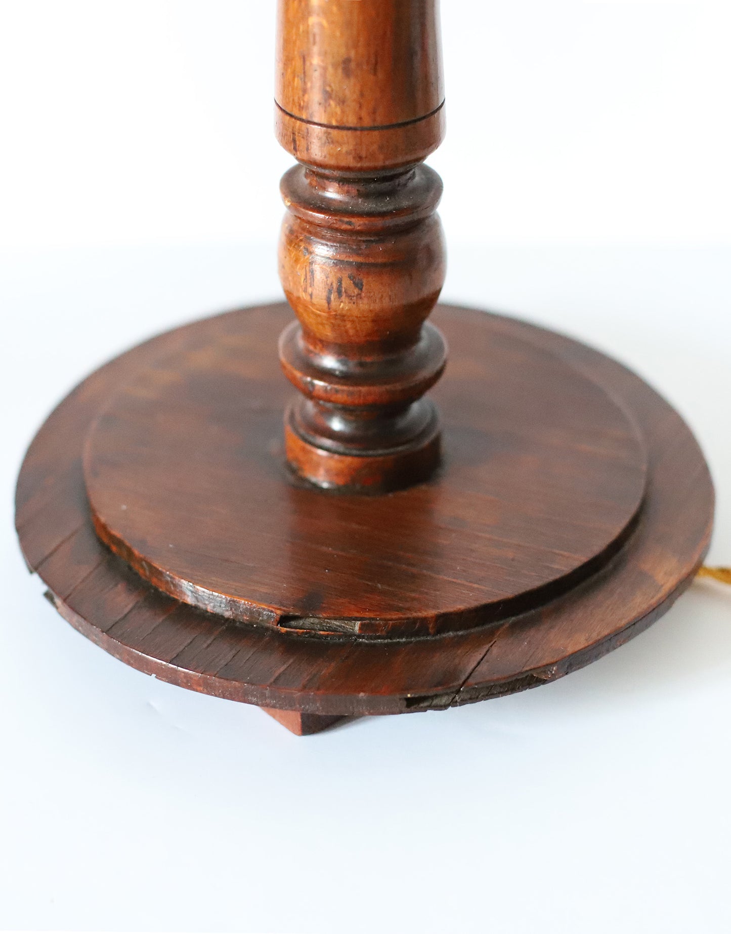 Lampe à poser vintage Hautlalampe – pied en bois sculpté, abat-jour plissé fleuri