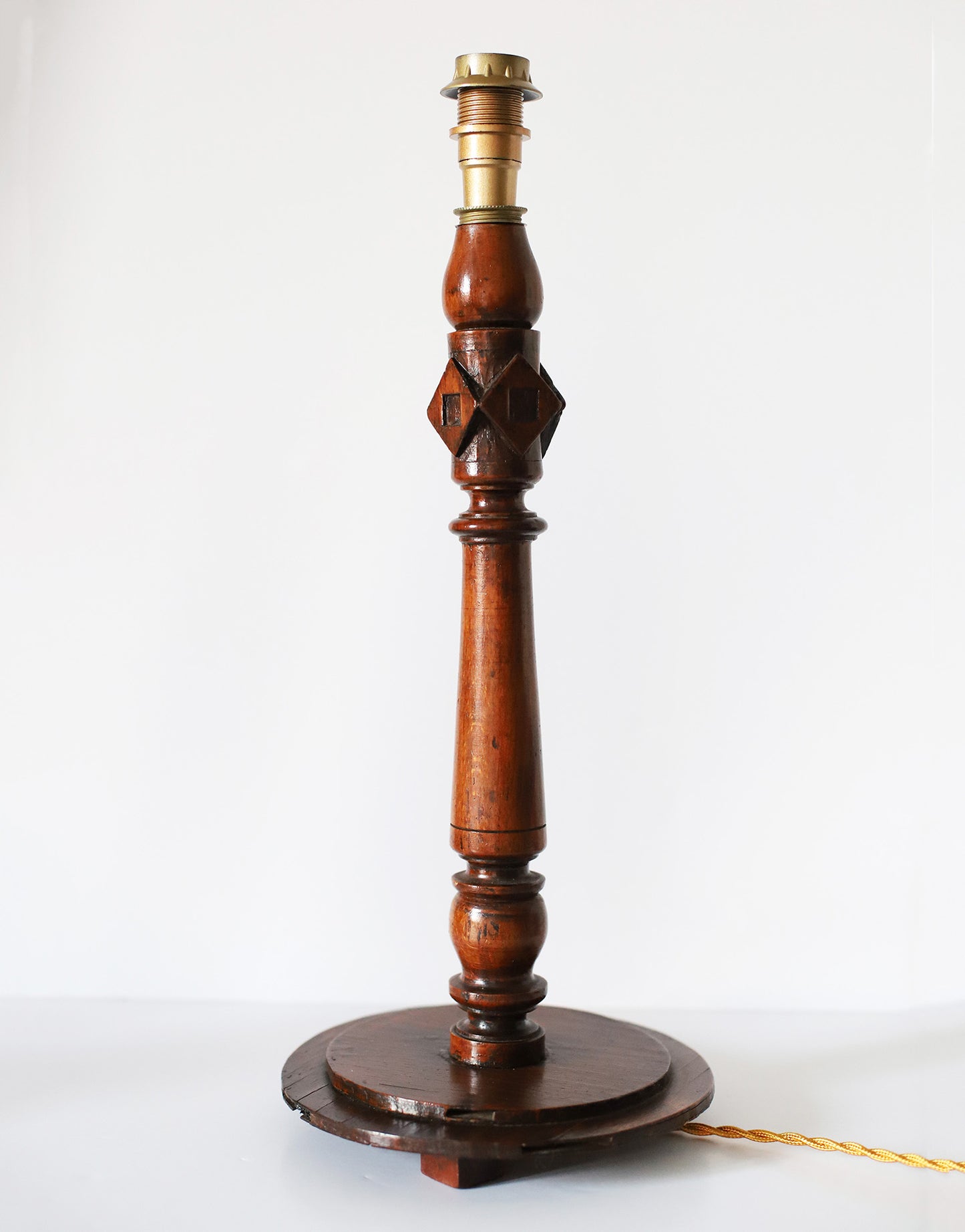 Lampe à poser vintage Hautlalampe – pied en bois sculpté, abat-jour plissé fleuri