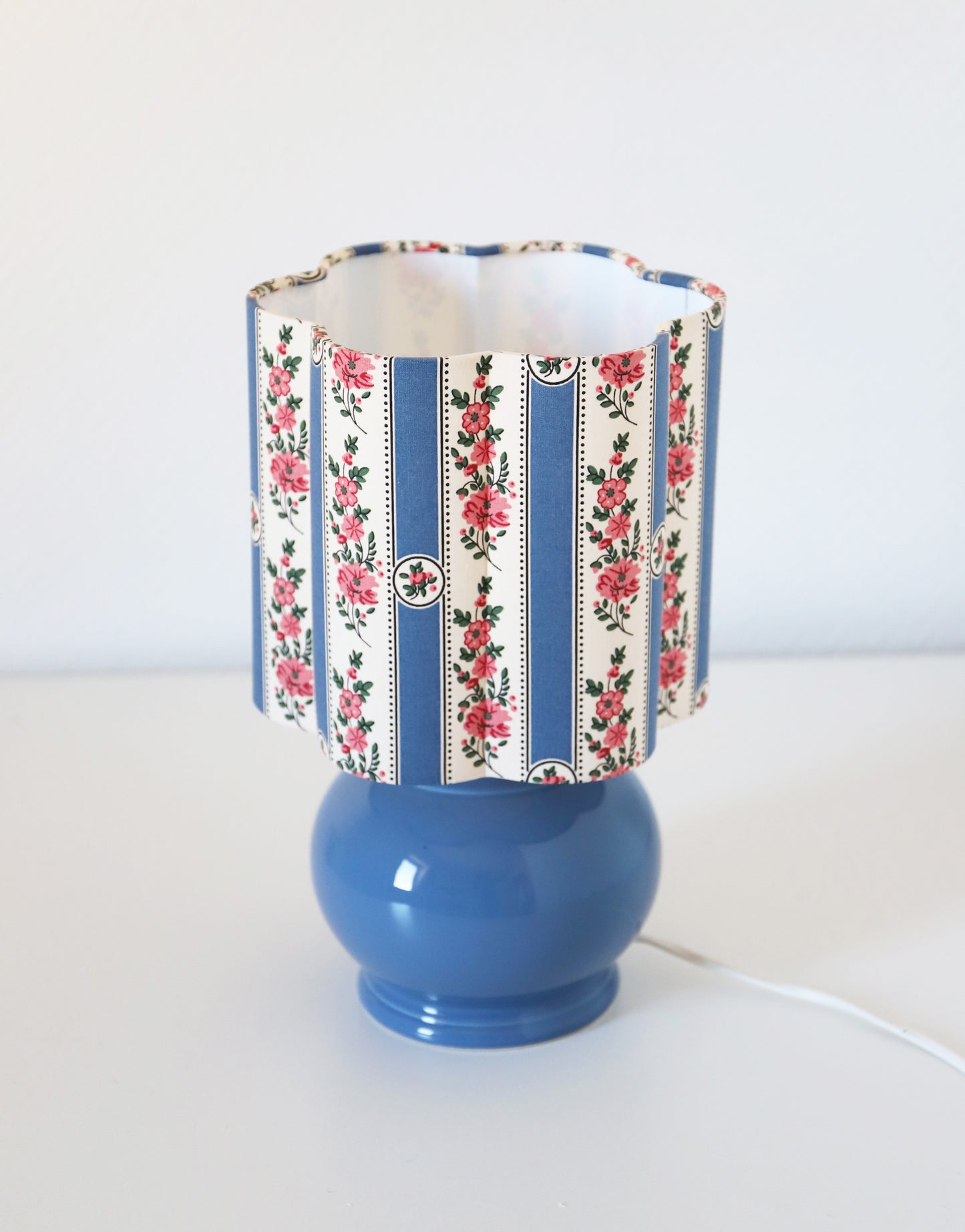 Lampe à poser vintage, pied boule années '80 et abat-jour imprimé