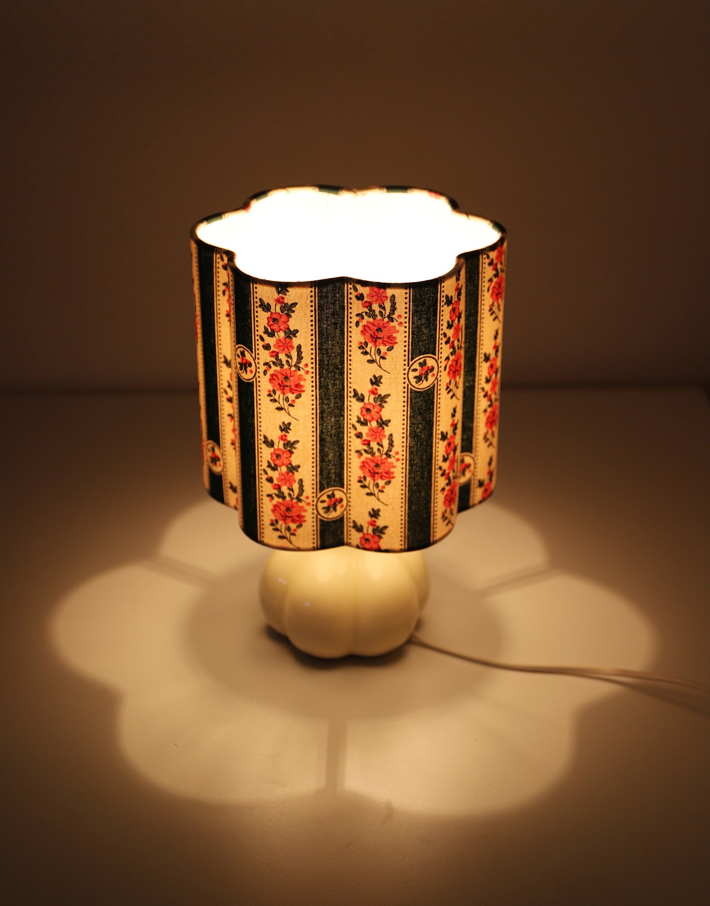 Lampe à poser vintage, pied céramique années '70 et abat-jour imprimé