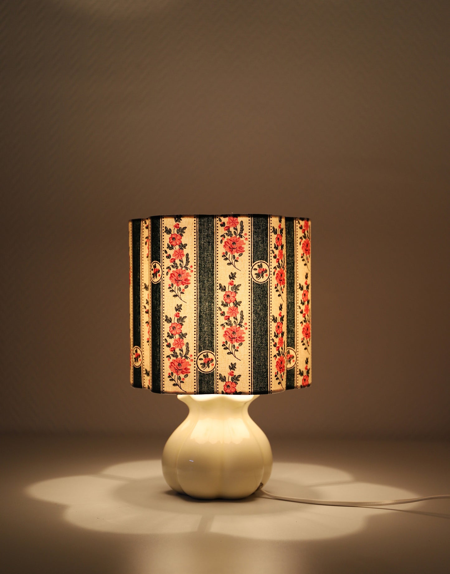 Lampe à poser vintage, pied céramique années '70 et abat-jour imprimé