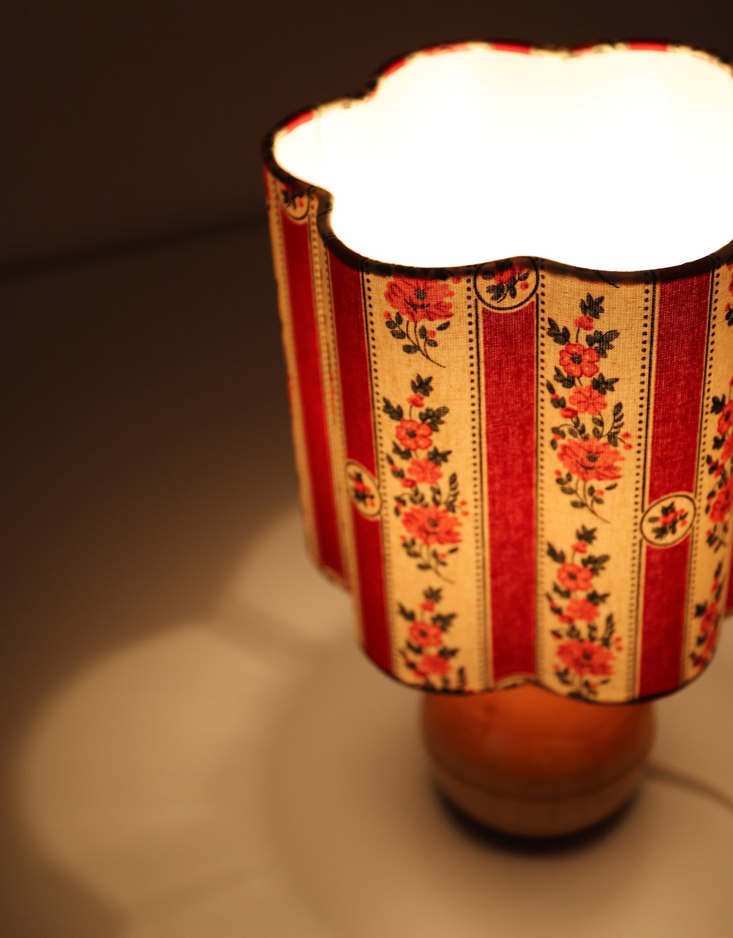 Lampe à poser vintage, pied en bois années '60 -'70 et abat-jour imprimé