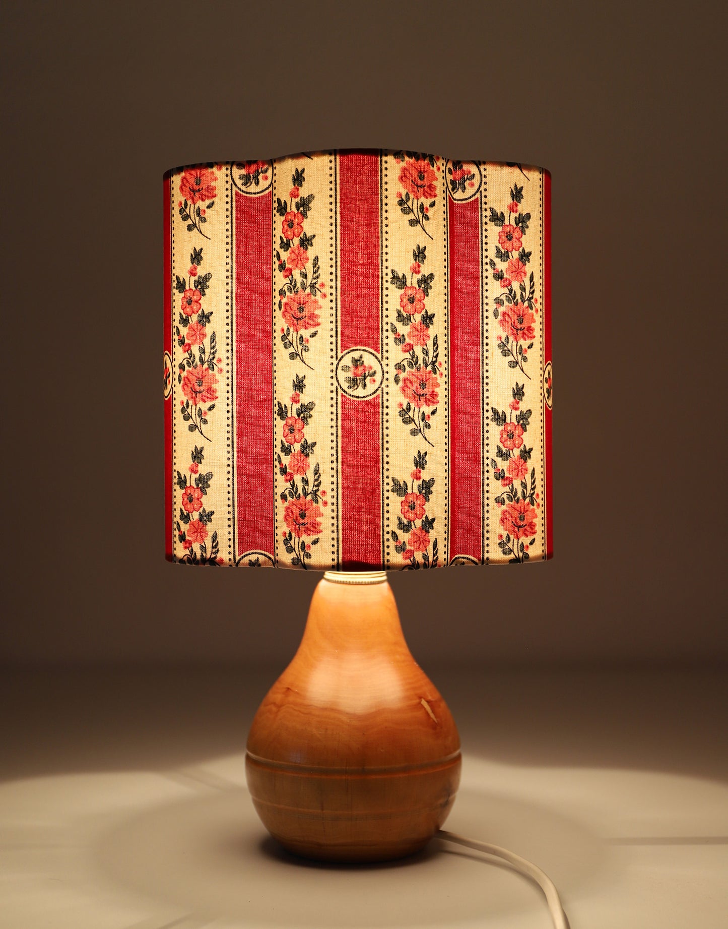 Lampe à poser vintage, pied en bois années '60 -'70 et abat-jour imprimé