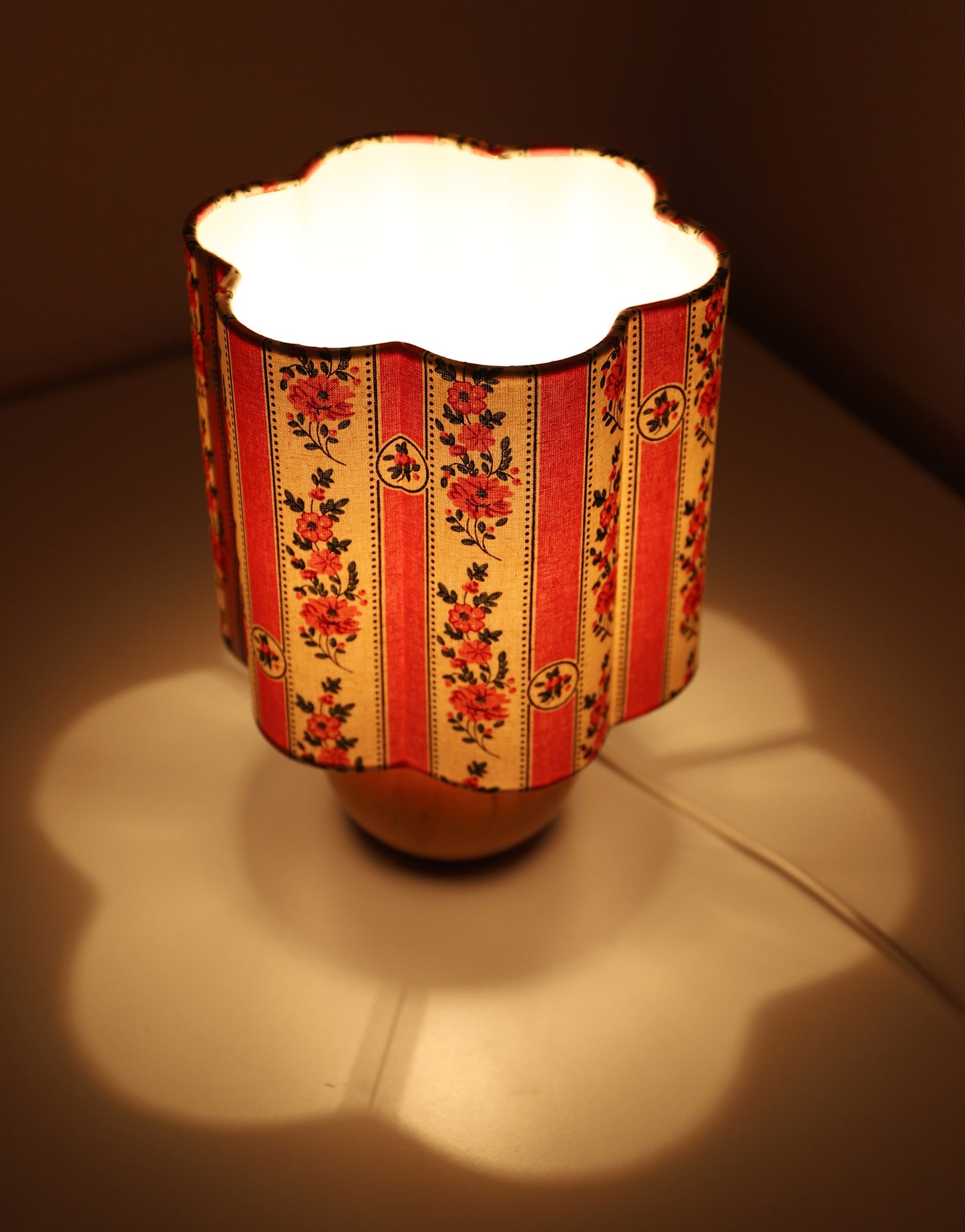 Lampe à poser vintage, pied en bois années '60 -'70 et abat-jour imprimé