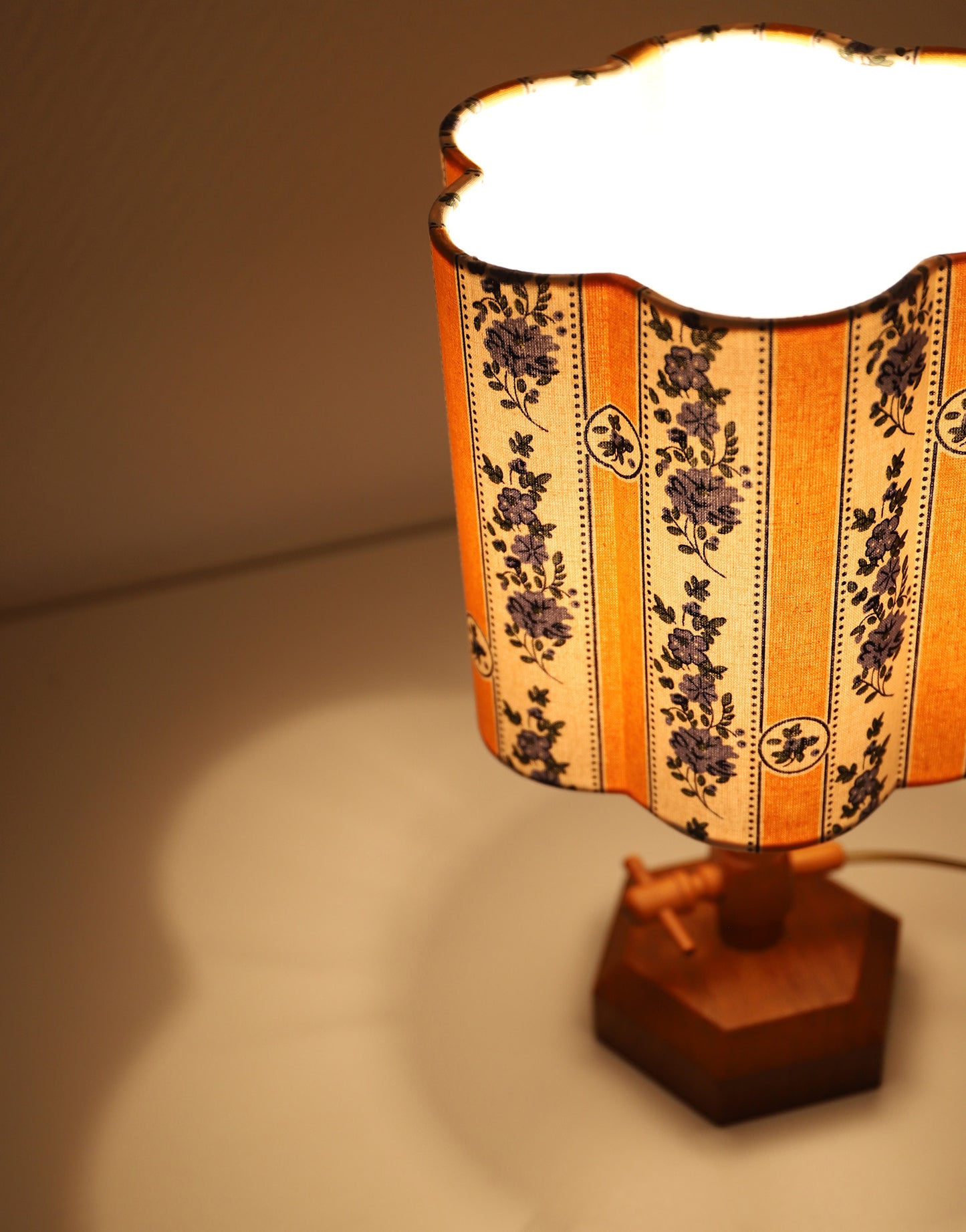 Lampe à poser vintage, pied bois tourné années '50 et abat-jour imprimé