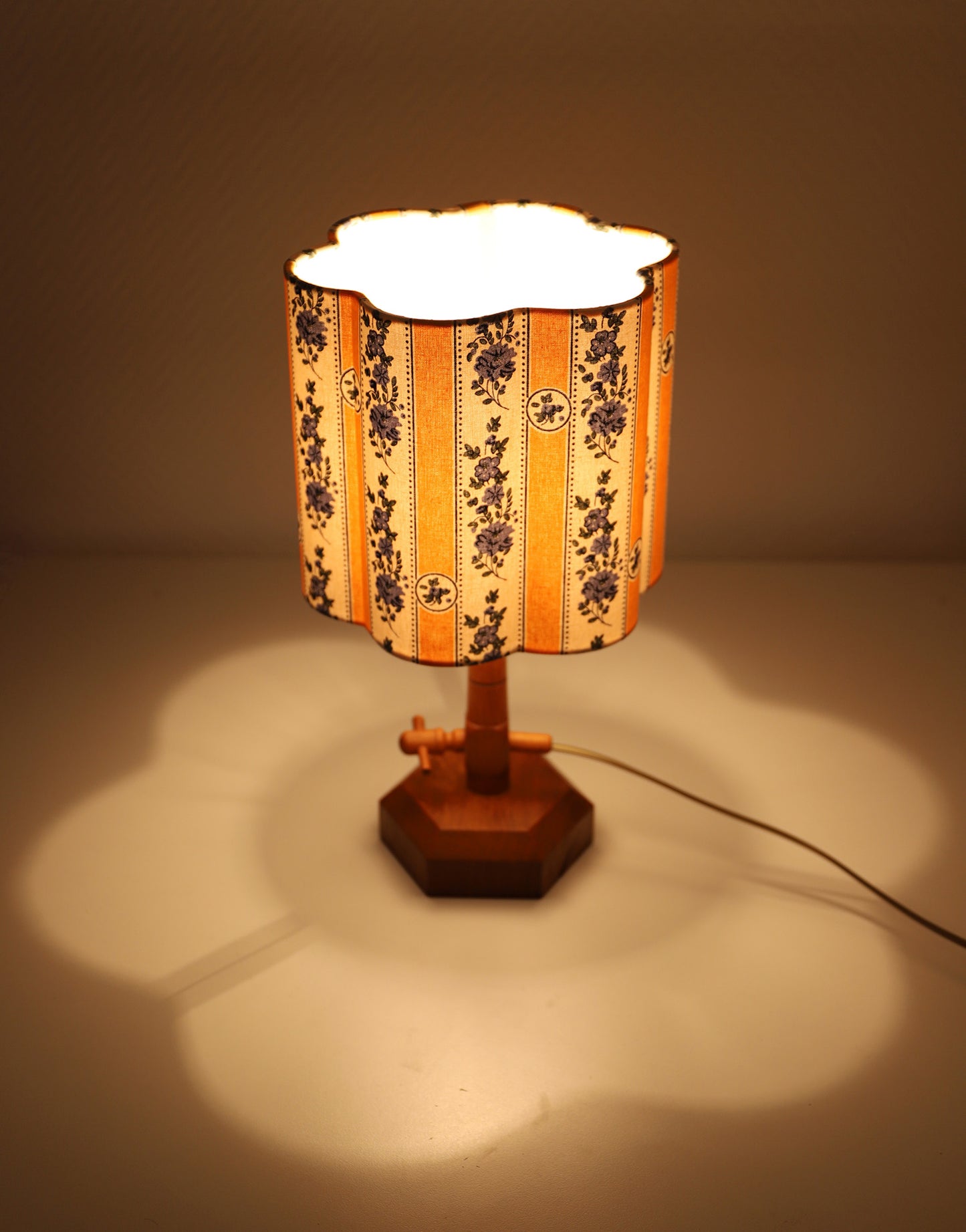 Lampe à poser vintage, pied bois tourné années '50 et abat-jour imprimé