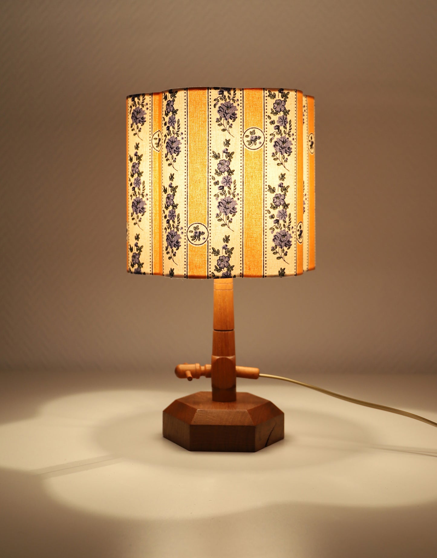 Lampe à poser vintage, pied bois tourné années '50 et abat-jour imprimé