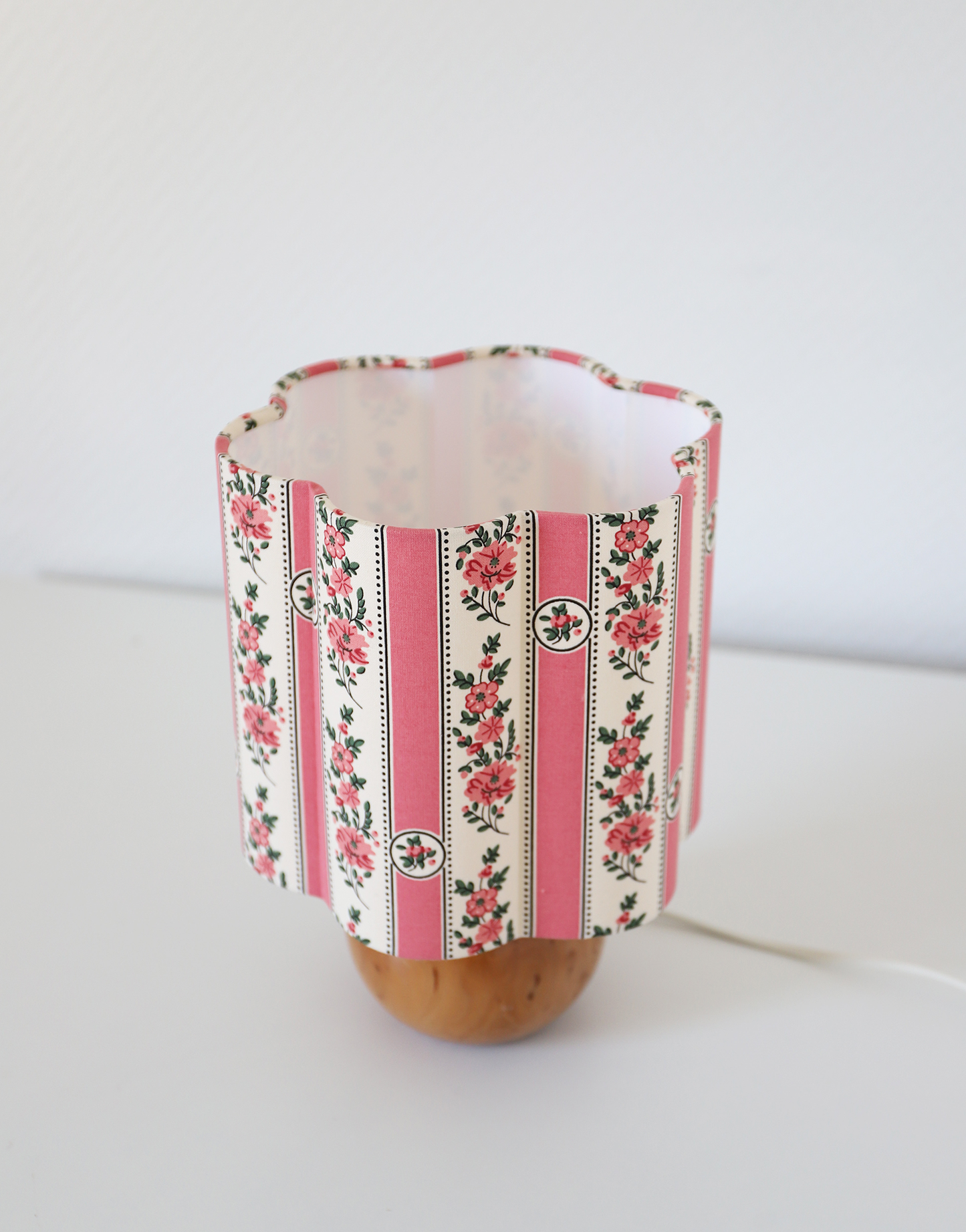 Lampe à poser vintage, pied boule années '70 et abat-jour imprimé