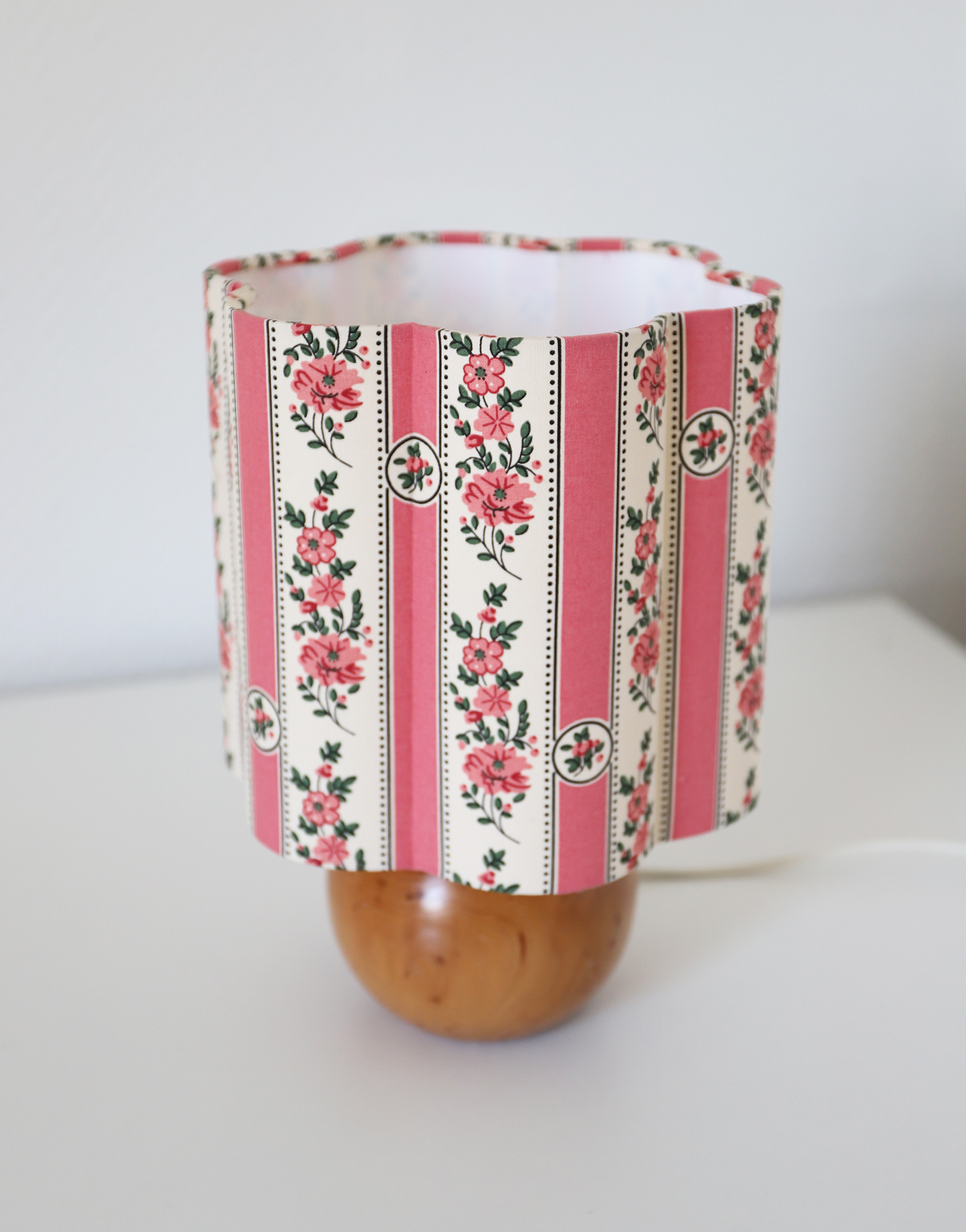 Lampe à poser vintage, pied boule années '70 et abat-jour imprimé