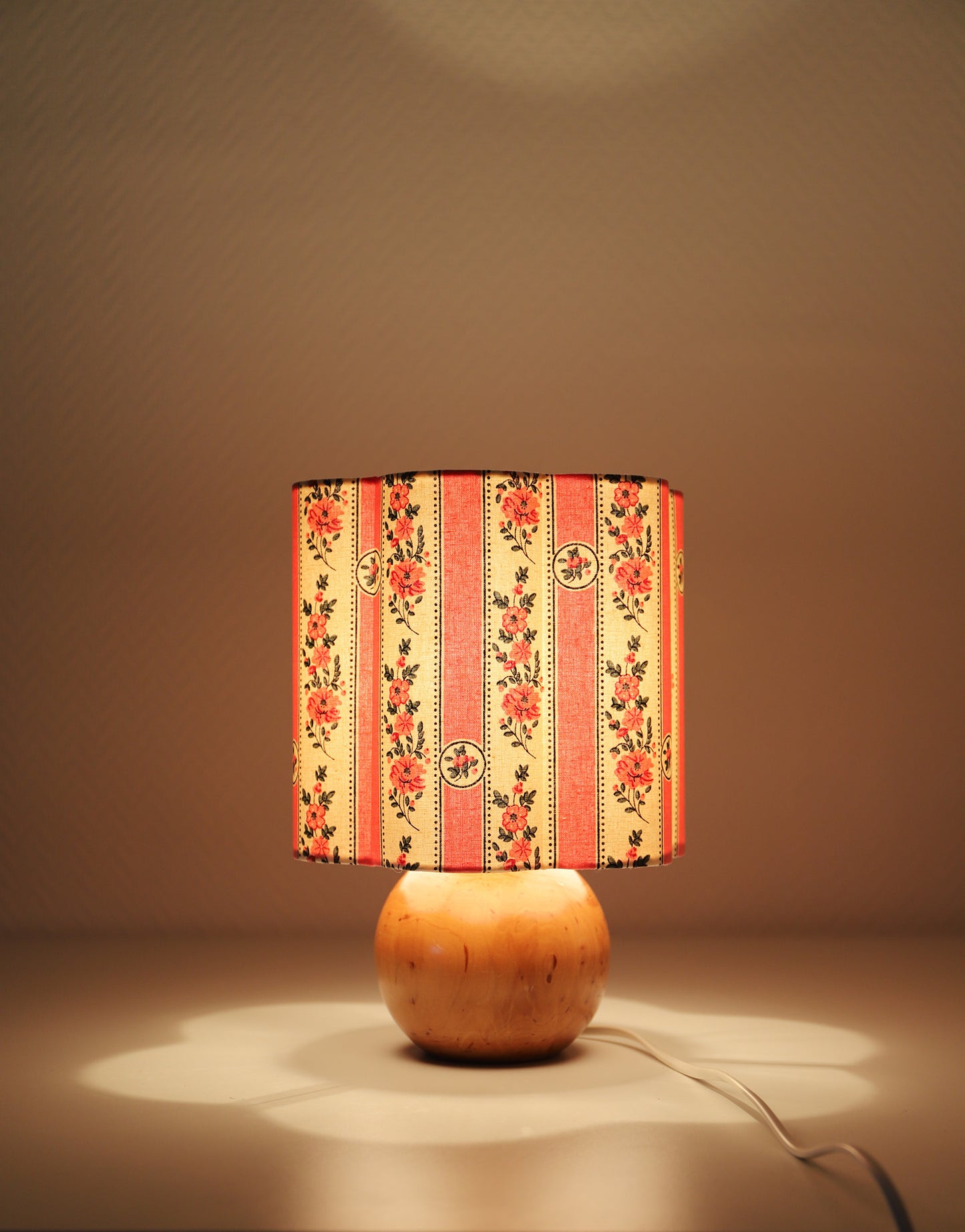 Lampe à poser vintage, pied boule années '70 et abat-jour imprimé