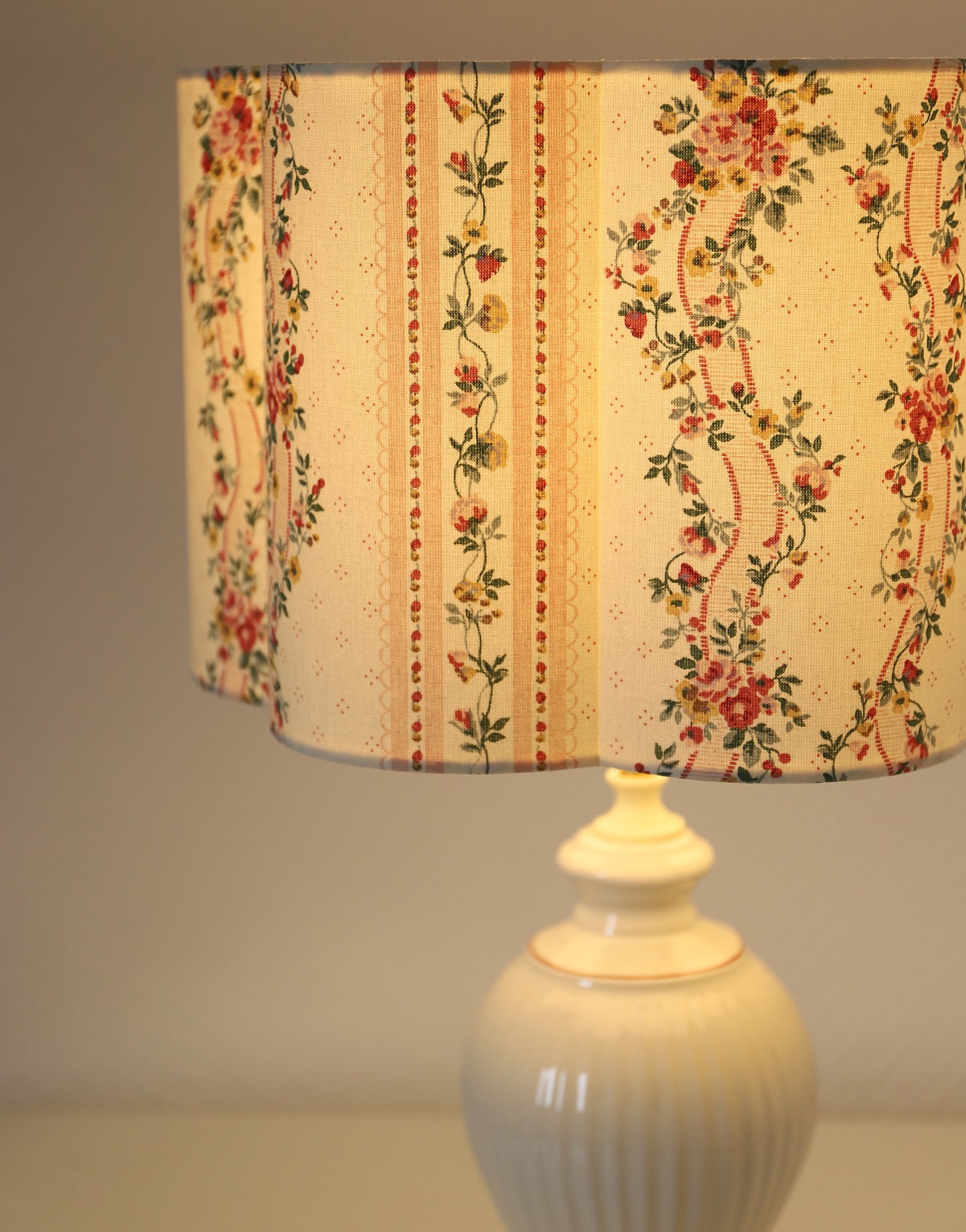Lampe à poser vintage "St Michael" – Céramique cannelée et imprimé champêtre