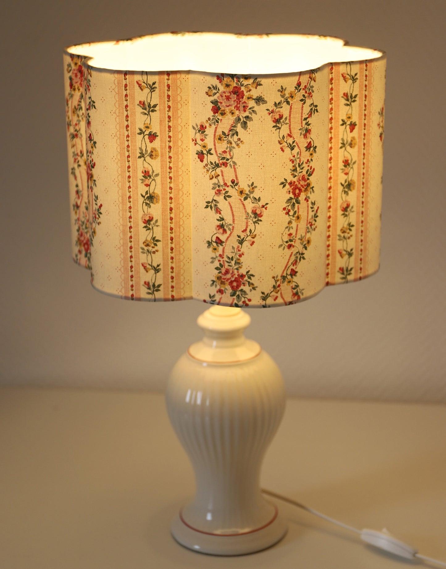 Lampe à poser vintage "St Michael" – Céramique cannelée et imprimé champêtre