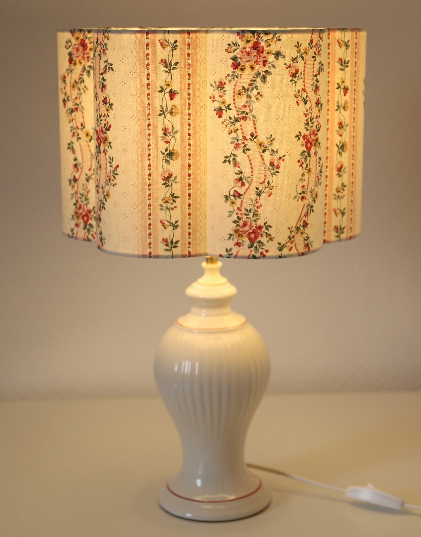 Lampe à poser vintage "St Michael" – Céramique cannelée et imprimé champêtre