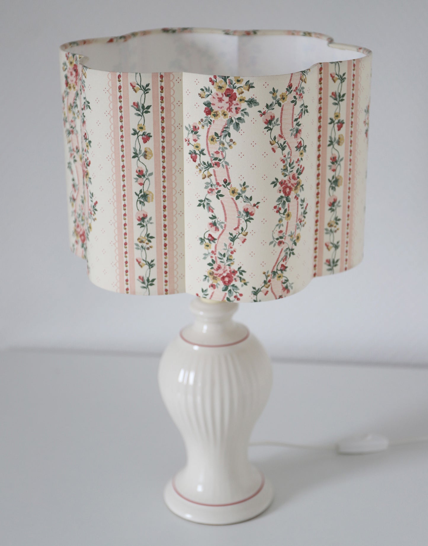 Lampe à poser vintage "St Michael" – Céramique cannelée et imprimé champêtre