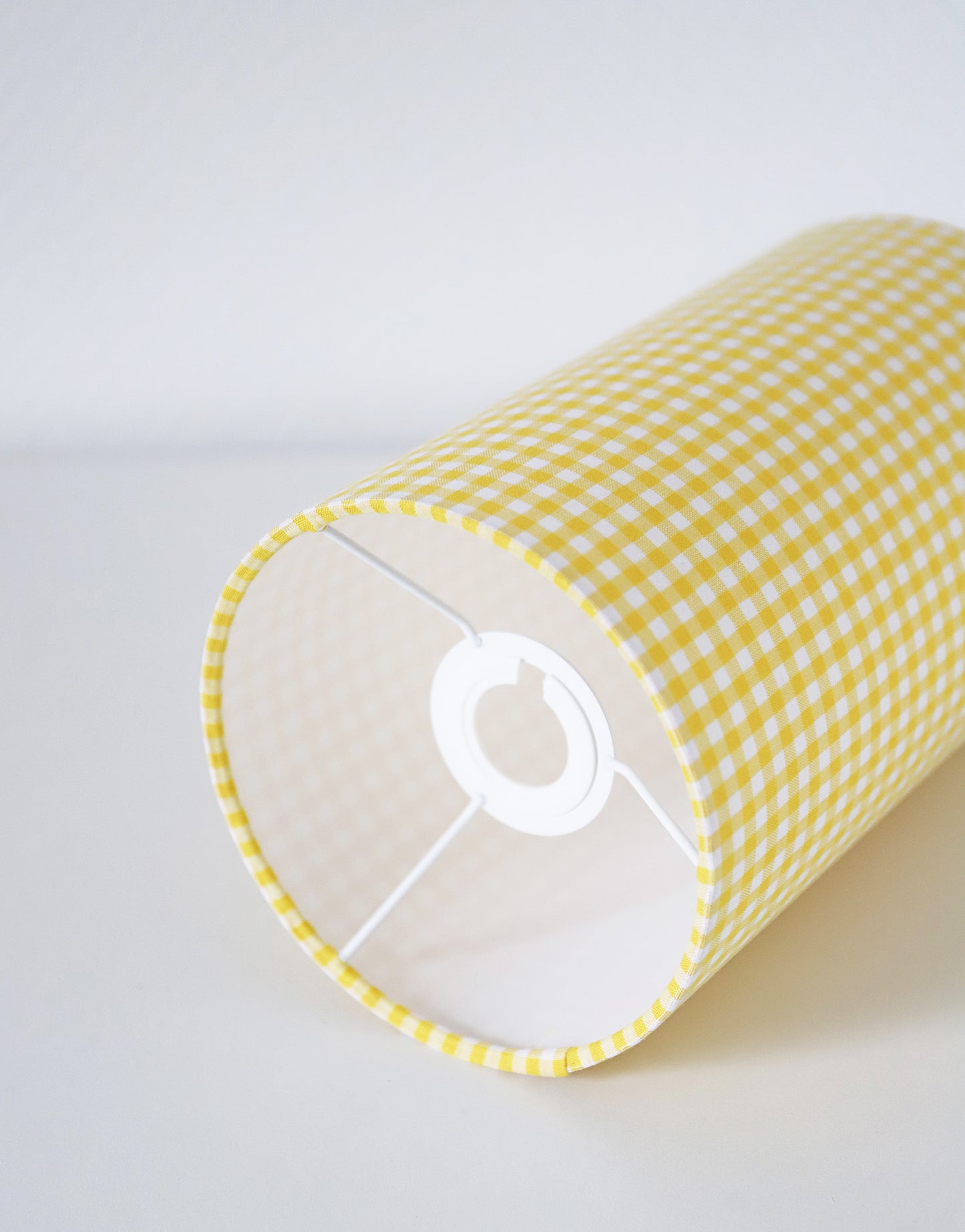 Lampe à poser vintage – Bois tourné et Vichy jaune