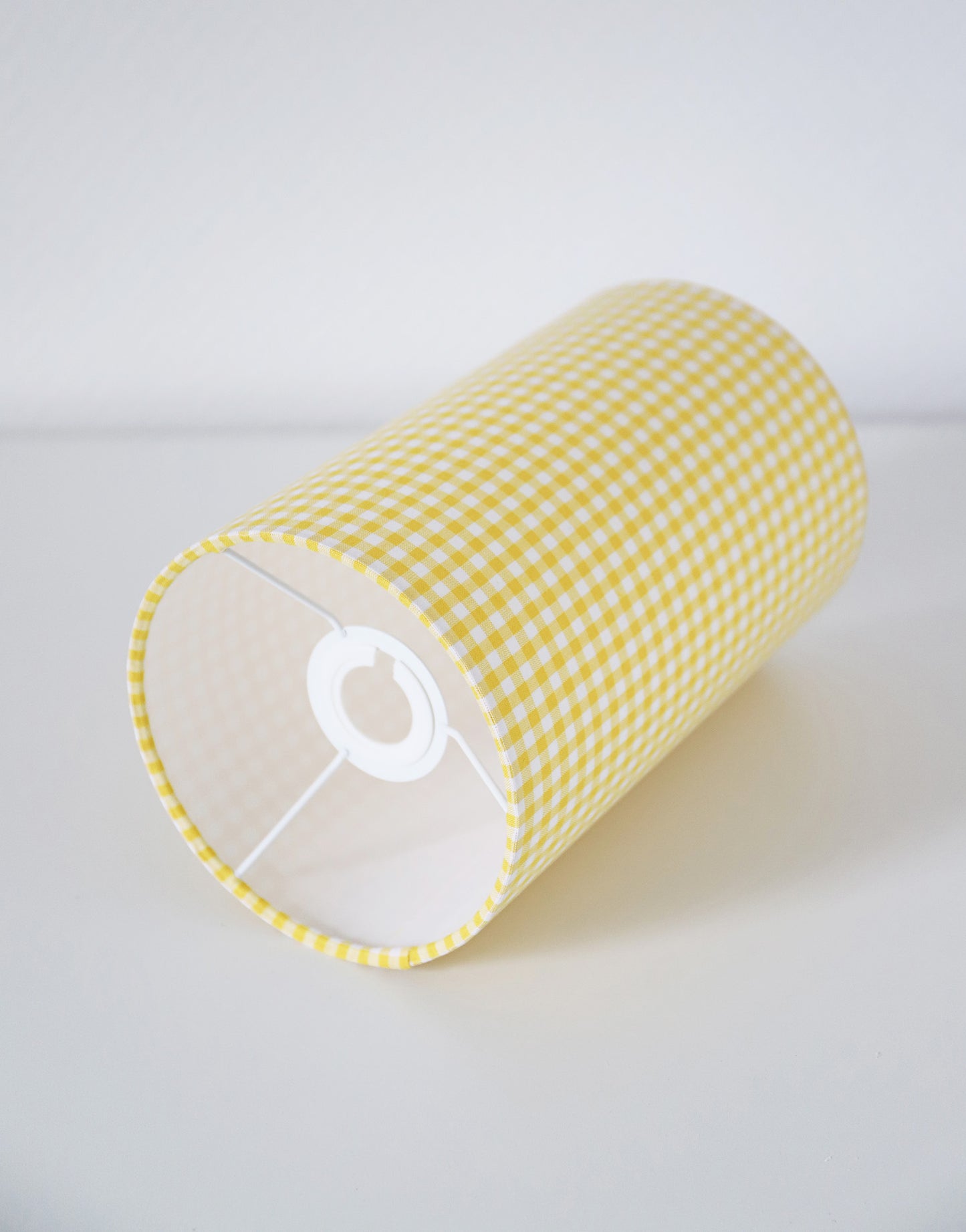 Lampe à poser vintage – Bois tourné et Vichy jaune