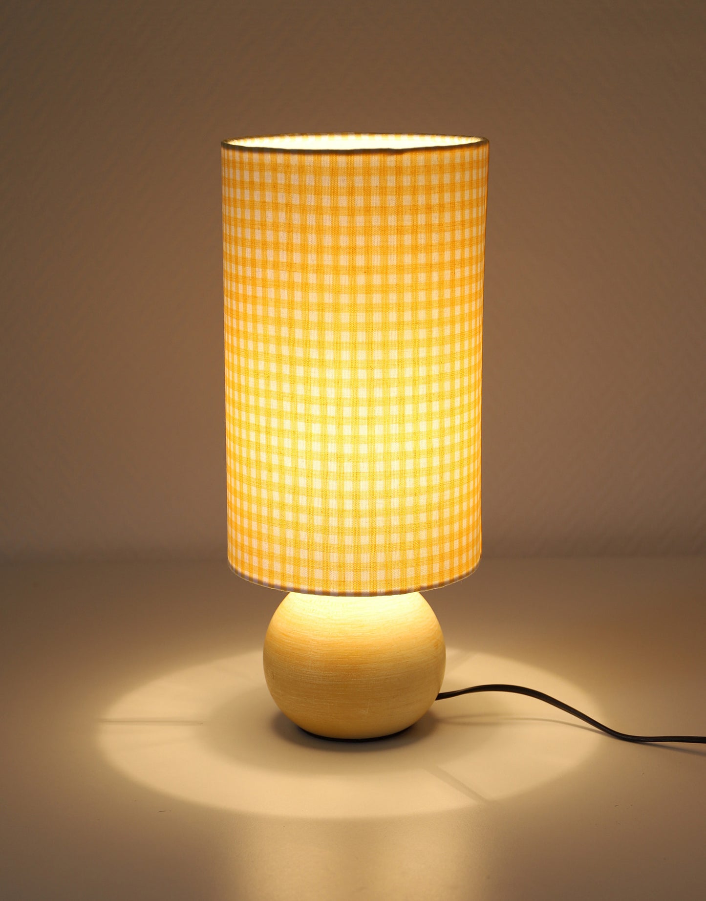 Lampe à poser vintage – Bois tourné et Vichy jaune