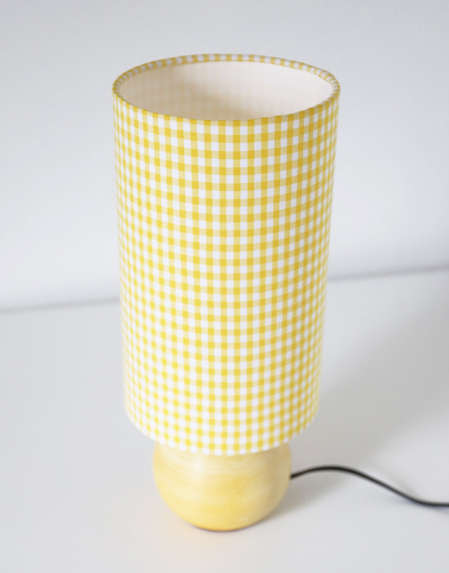 Lampe à poser vintage – Bois tourné et Vichy jaune