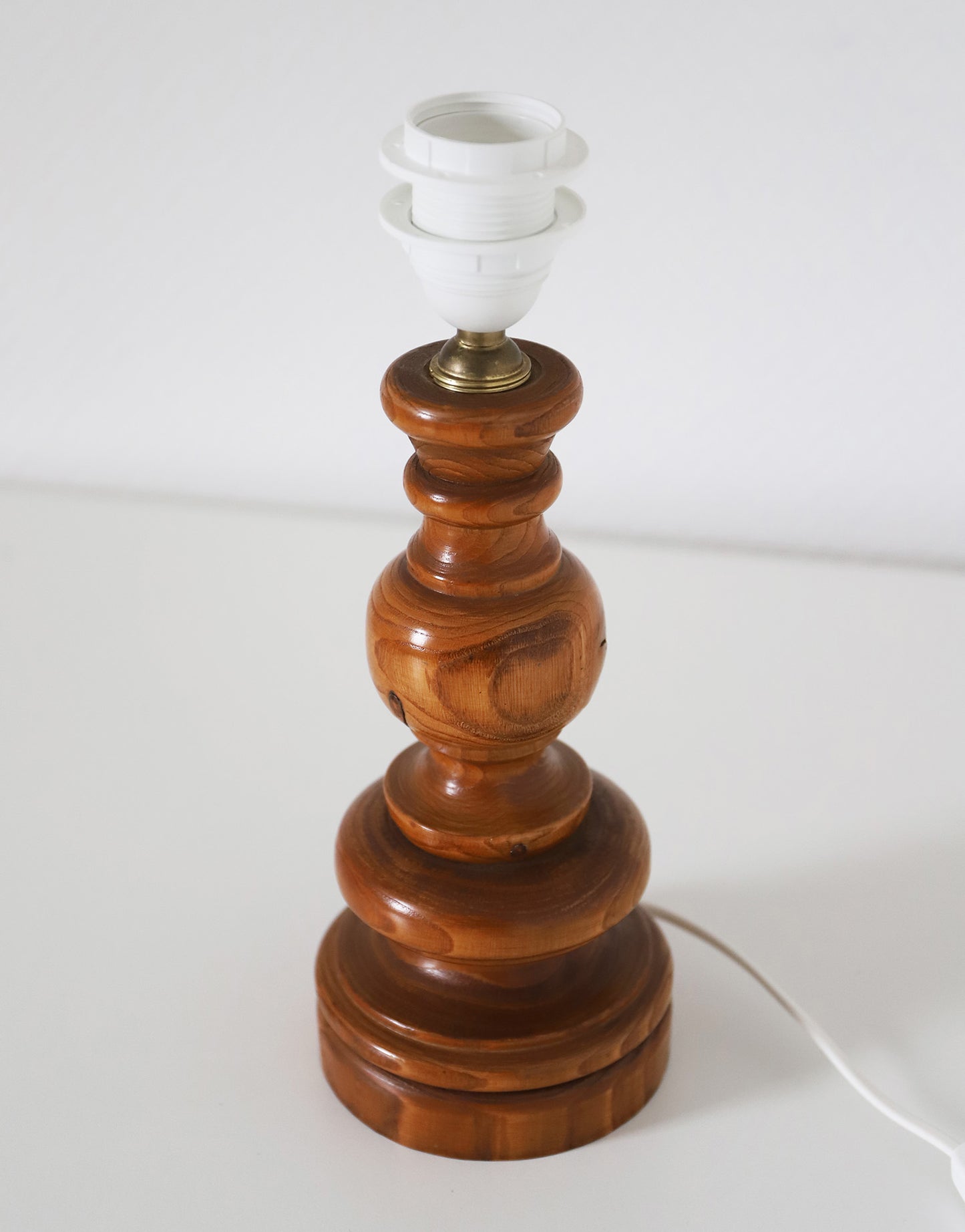 Lampe à poser artisanale « Jardin d'Antan » – Bois tourné vintage des années 70