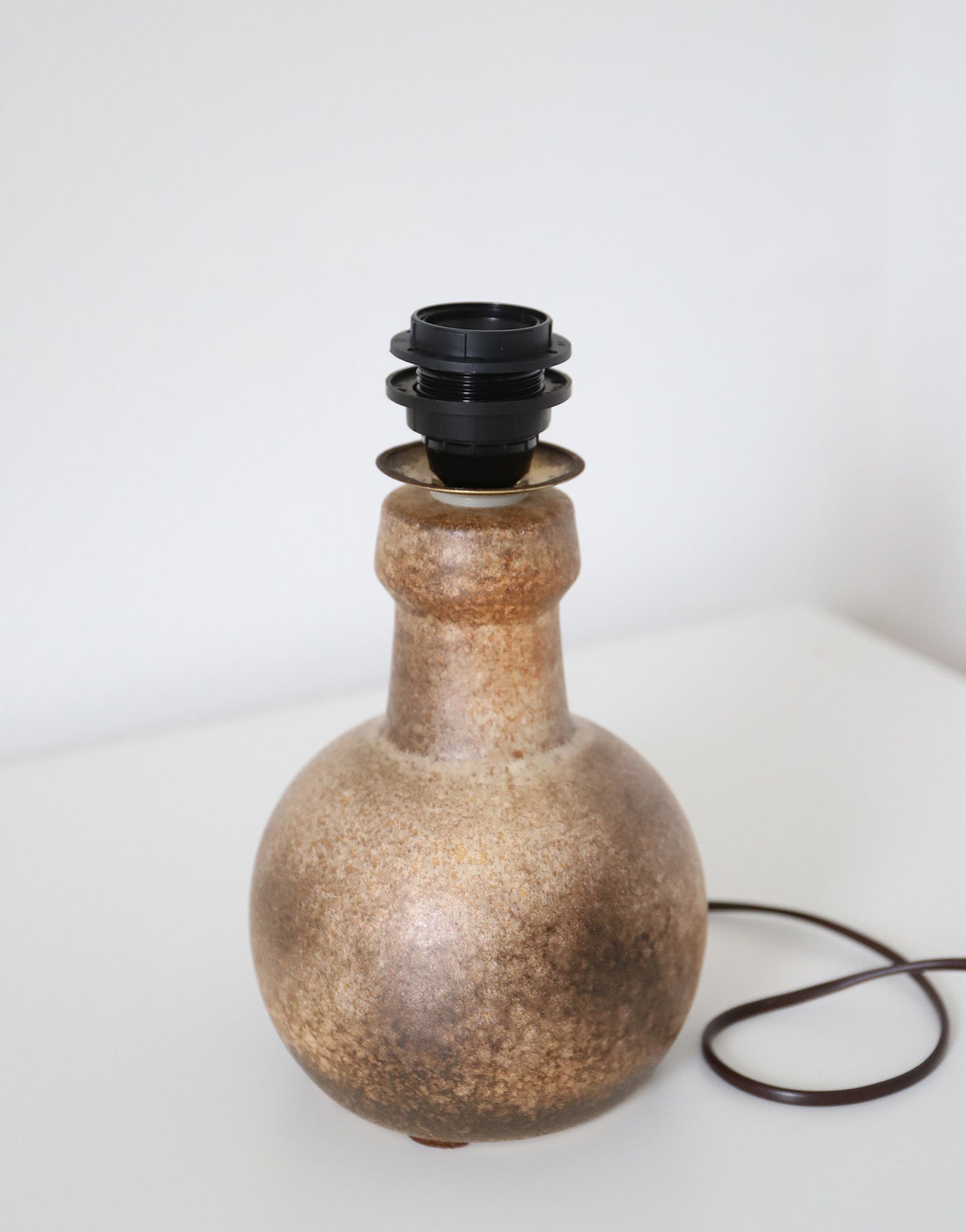 Lampe à poser – Céramique vintage 60s et abat-jour en rotin