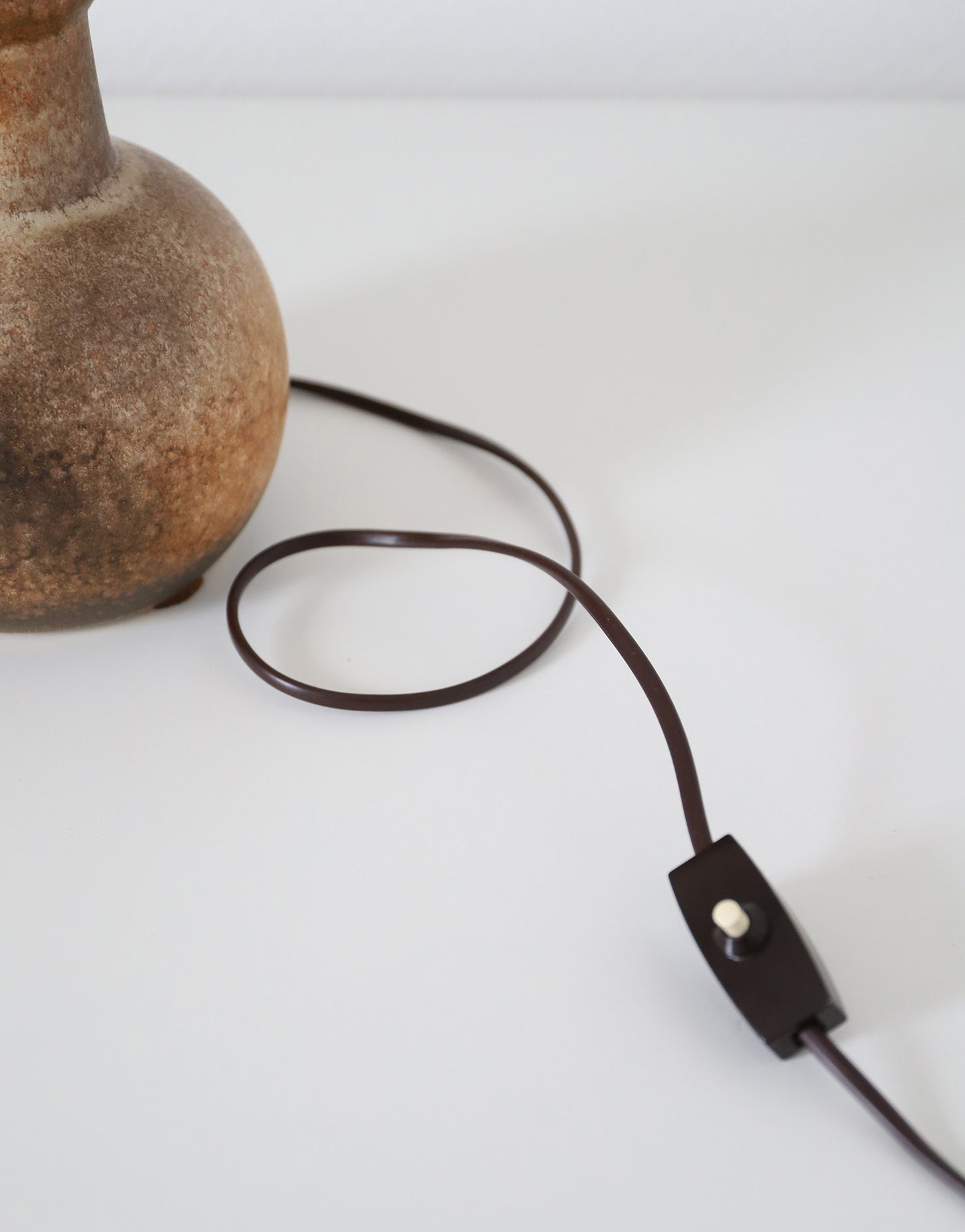 Lampe à poser – Céramique vintage 60s et abat-jour en rotin