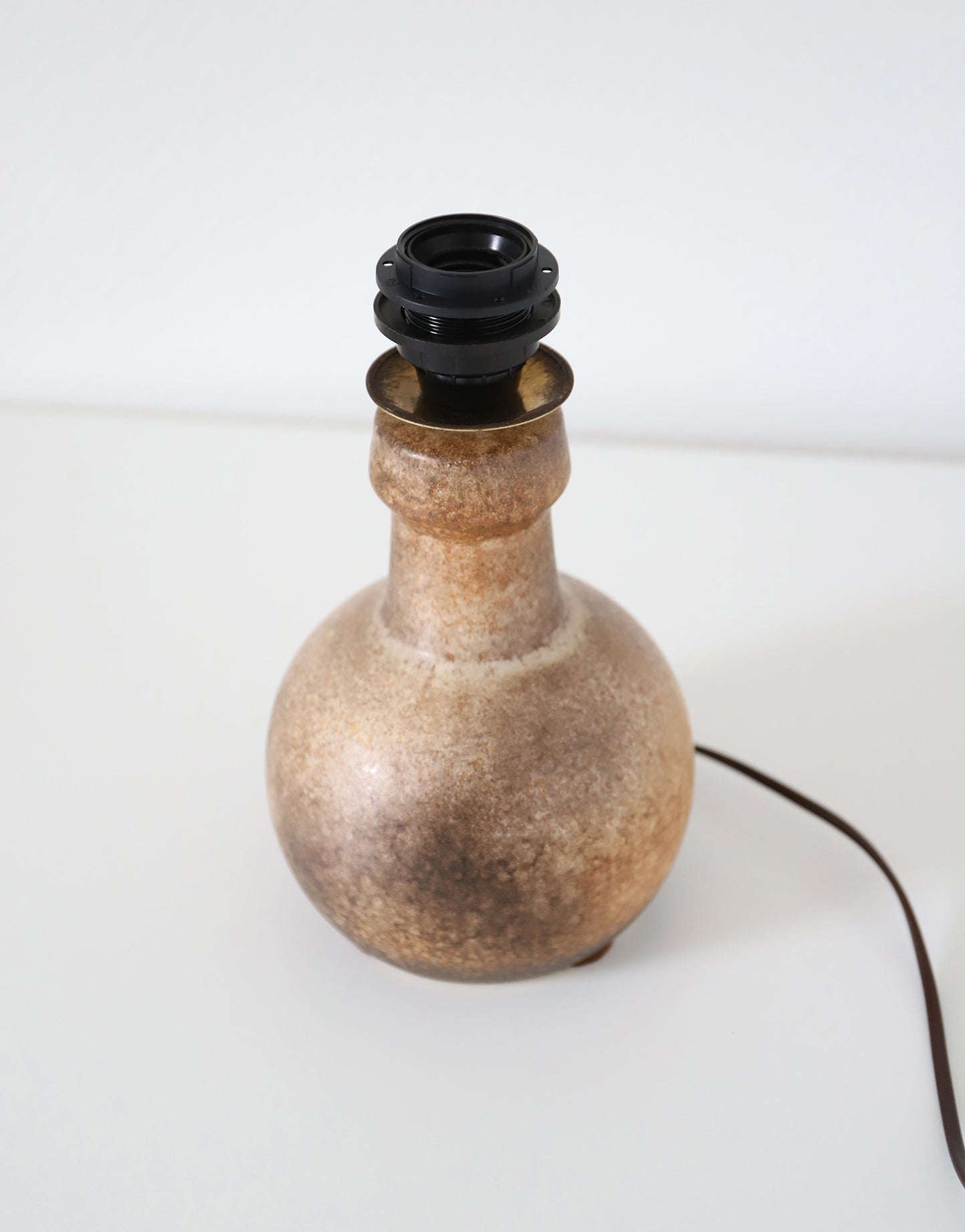 Lampe à poser – Céramique vintage 60s et abat-jour en rotin