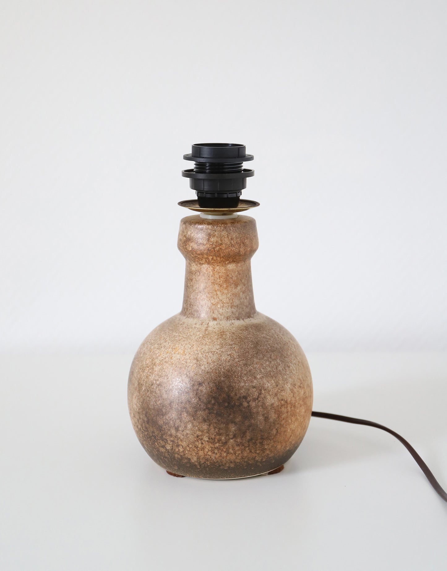 Lampe à poser – Céramique vintage 60s et abat-jour en rotin