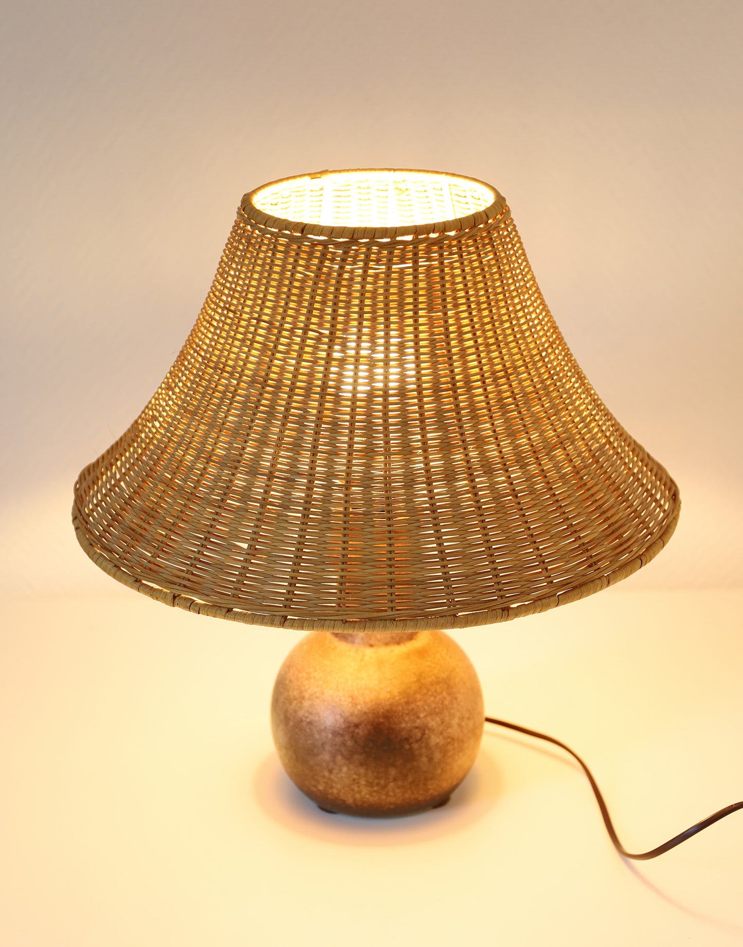 Lampe à poser – Céramique vintage 60s et abat-jour en rotin