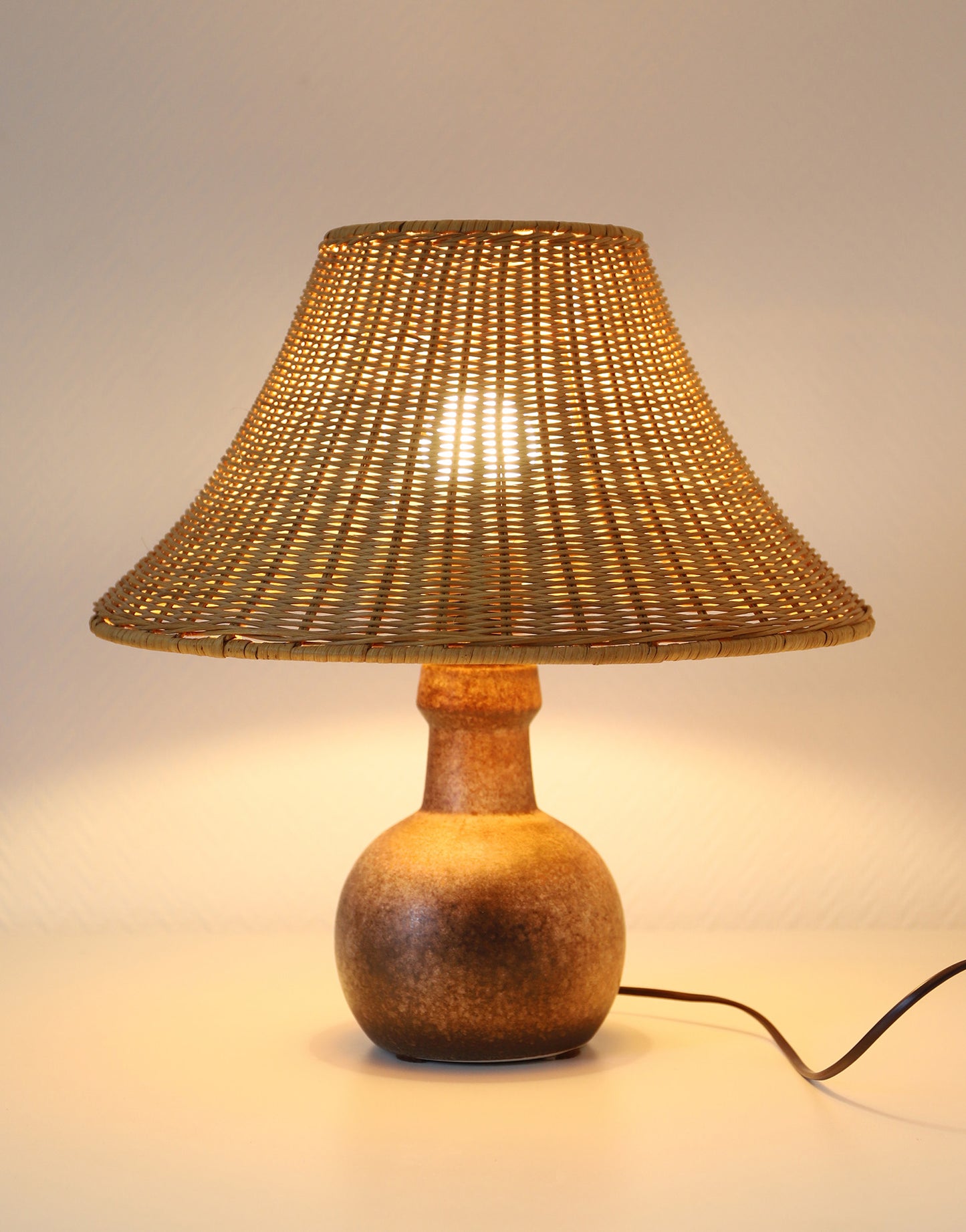 Lampe à poser – Céramique vintage 60s et abat-jour en rotin