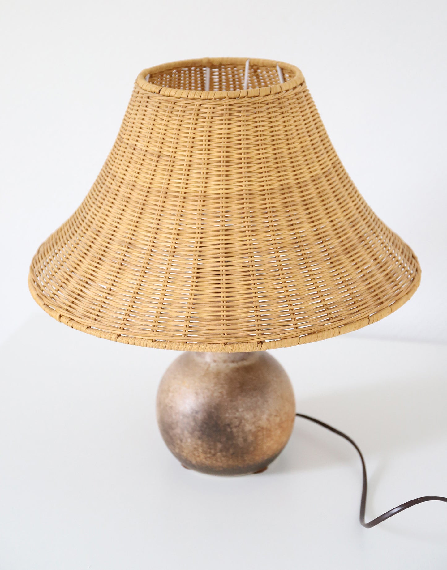 Lampe à poser – Céramique vintage 60s et abat-jour en rotin