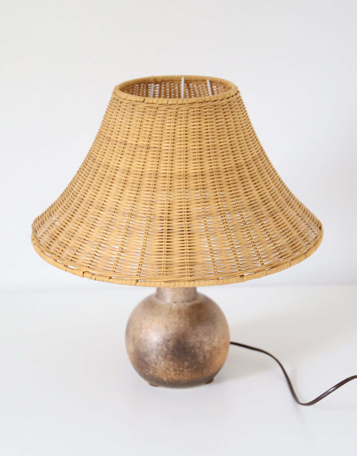 Lampe à poser – Céramique vintage 60s et abat-jour en rotin