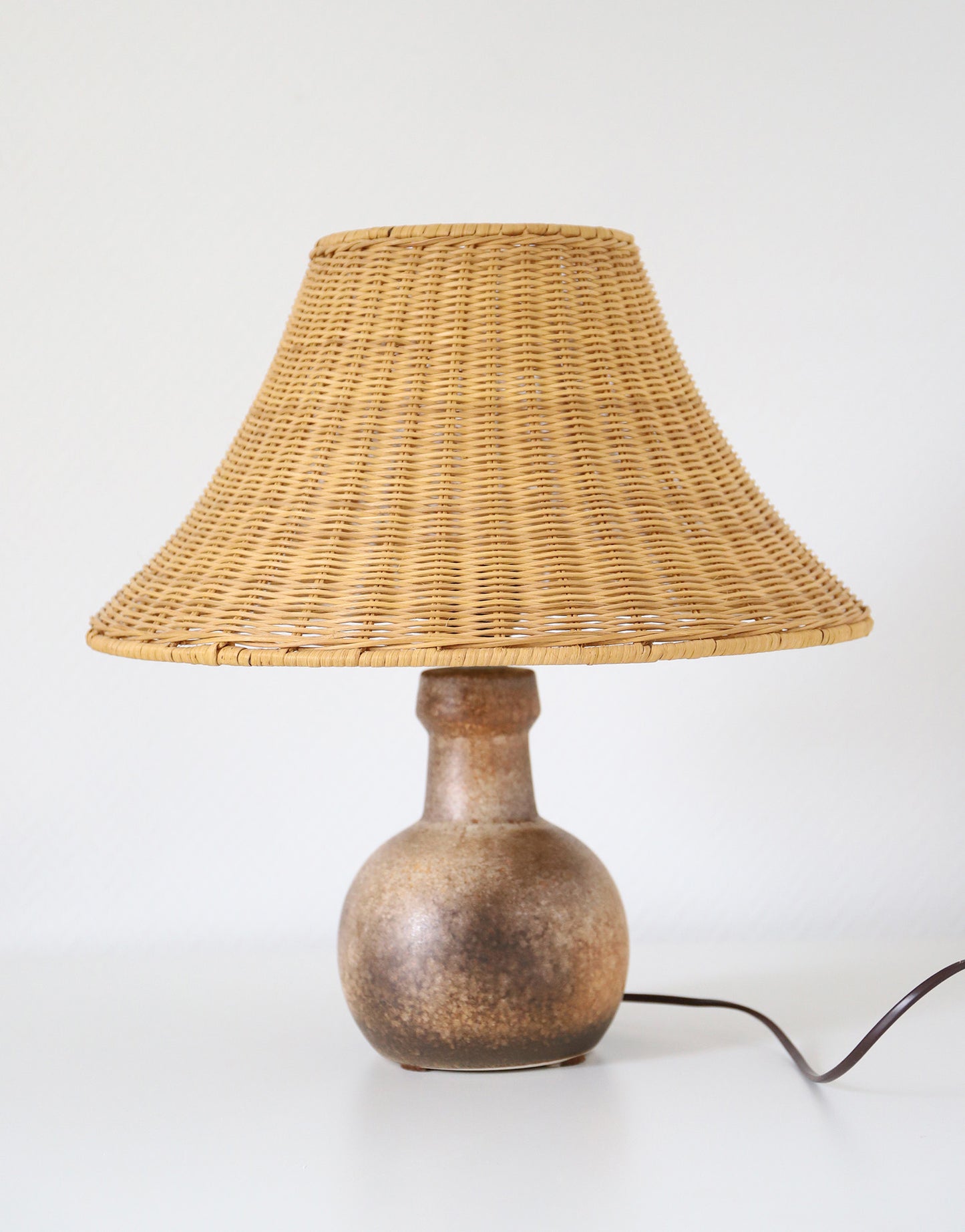 Lampe à poser – Céramique vintage 60s et abat-jour en rotin