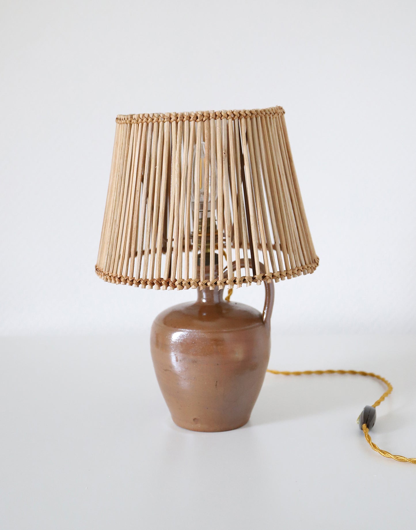 Lampe à poser artisanale "Héritage Alsacien" – Grès au sel et lumière graphique