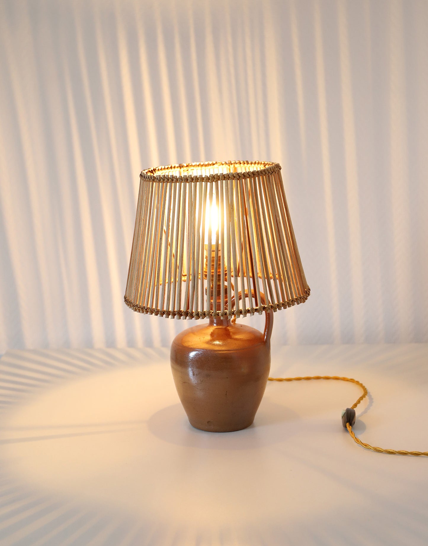 Lampe à poser artisanale "Héritage Alsacien" – Grès au sel et lumière graphique