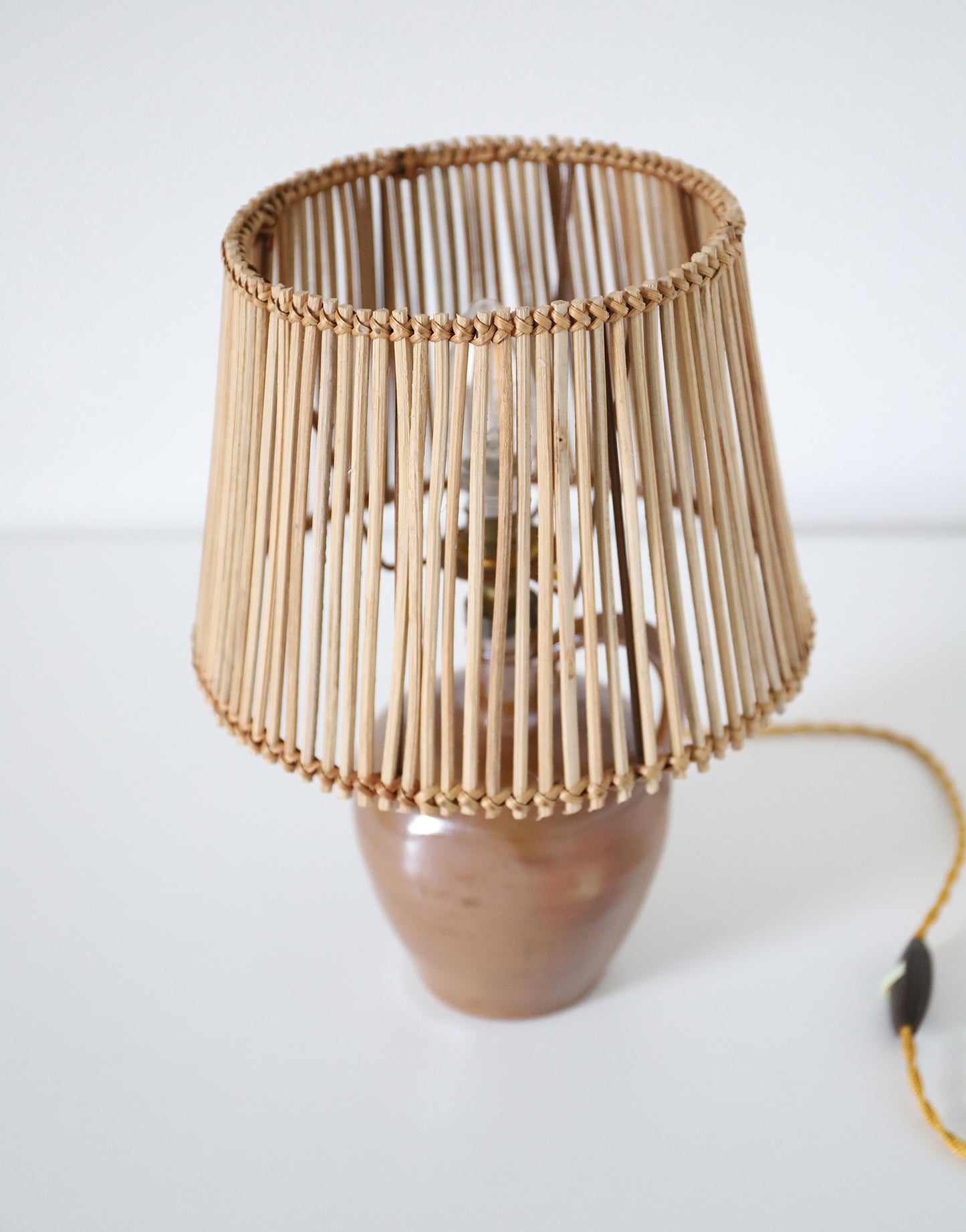 Lampe à poser artisanale "Héritage Alsacien" – Grès au sel et lumière graphique