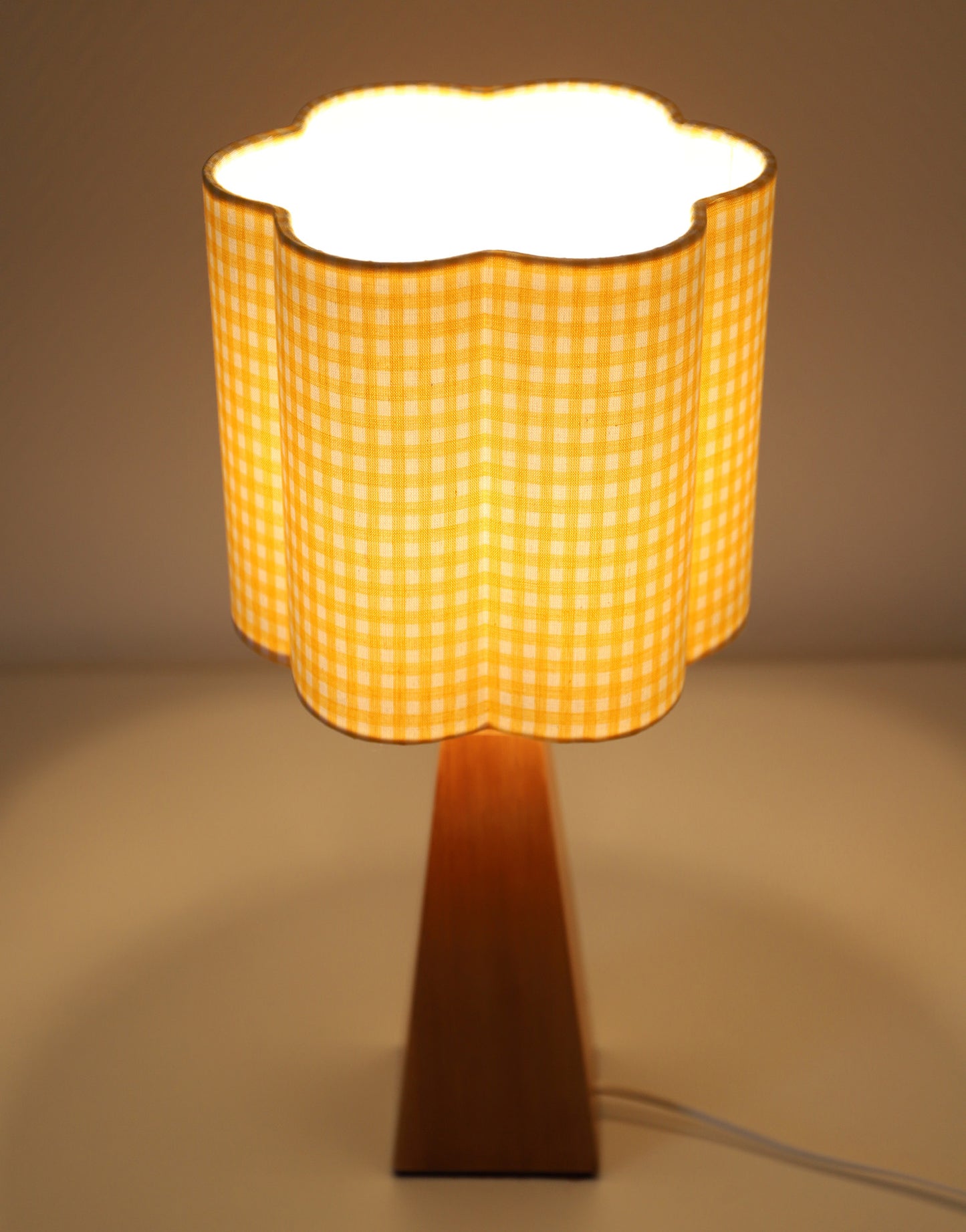Lampe à poser vintage « Géométrie Solaire » – Bois sculpté et Abat-jour Vichy ondulé