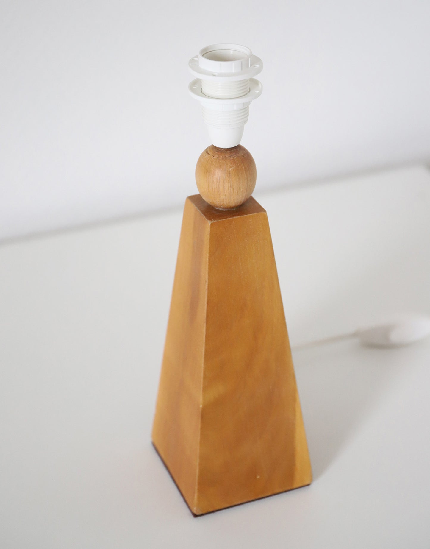 Lampe à poser vintage « Géométrie Solaire » – Bois sculpté et Abat-jour Vichy ondulé