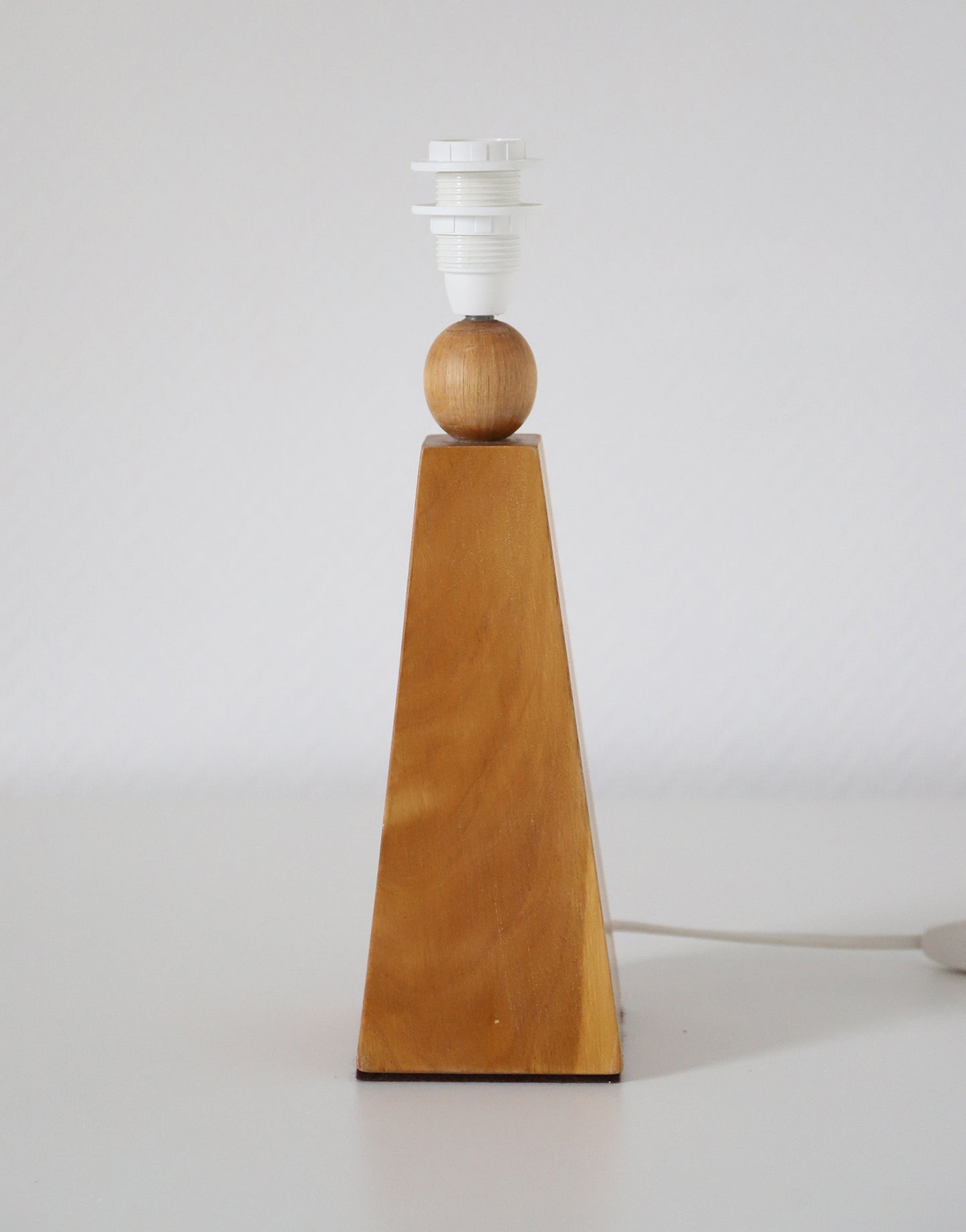 Lampe à poser vintage « Géométrie Solaire » – Bois sculpté et Abat-jour Vichy ondulé