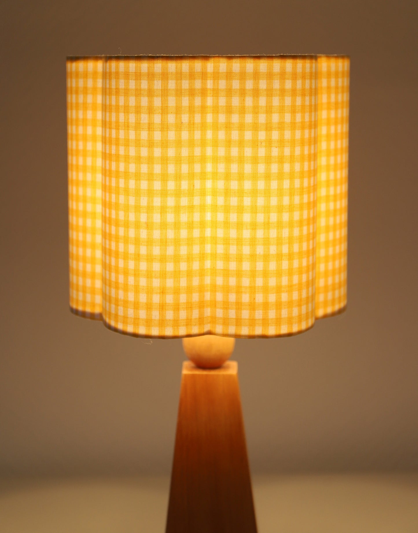 Lampe à poser vintage « Géométrie Solaire » – Bois sculpté et Abat-jour Vichy ondulé