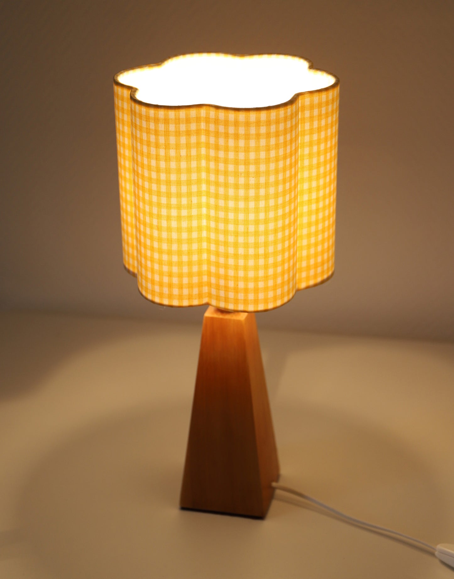 Lampe à poser vintage « Géométrie Solaire » – Bois sculpté et Abat-jour Vichy ondulé