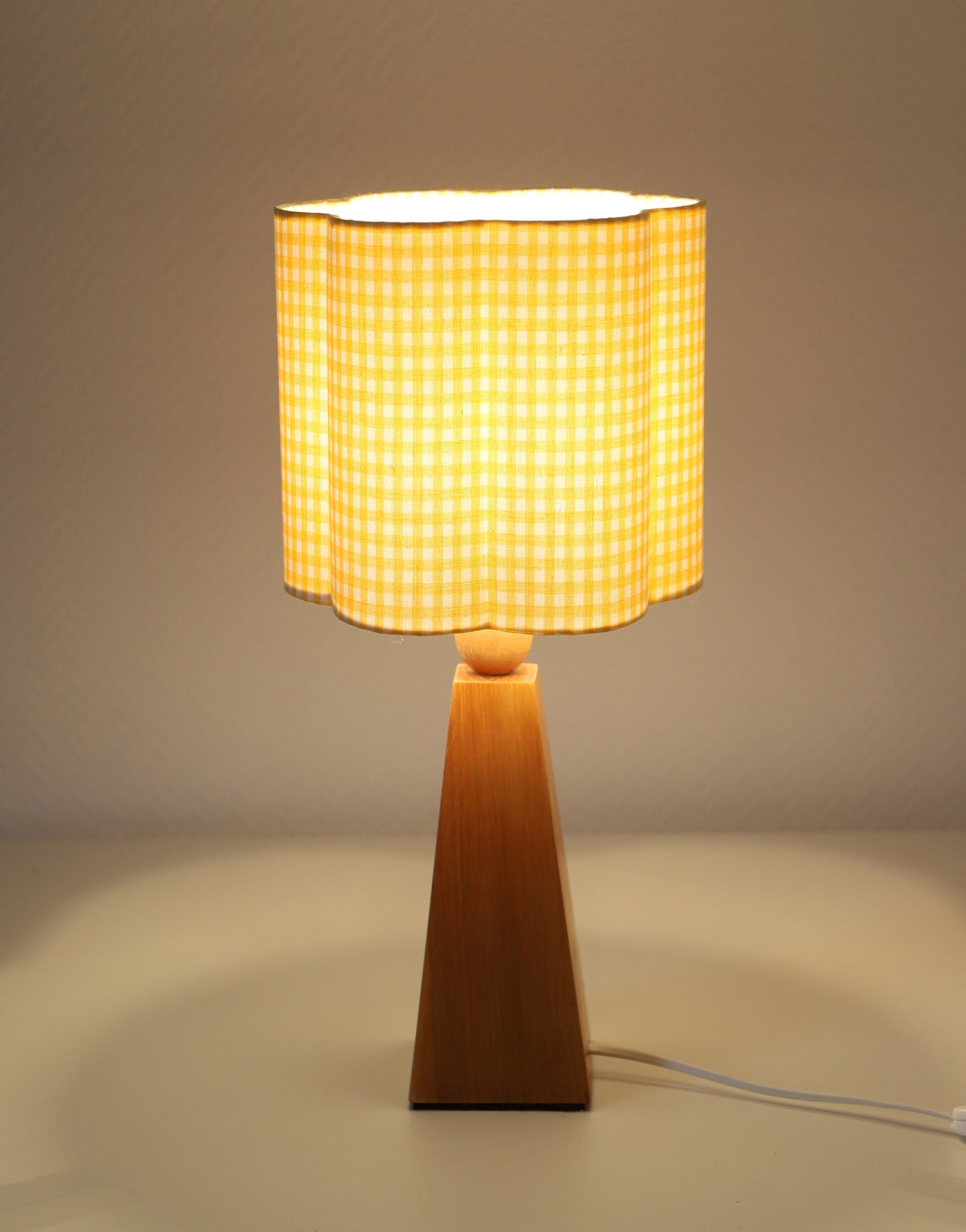 Lampe à poser vintage « Géométrie Solaire » – Bois sculpté et Abat-jour Vichy ondulé