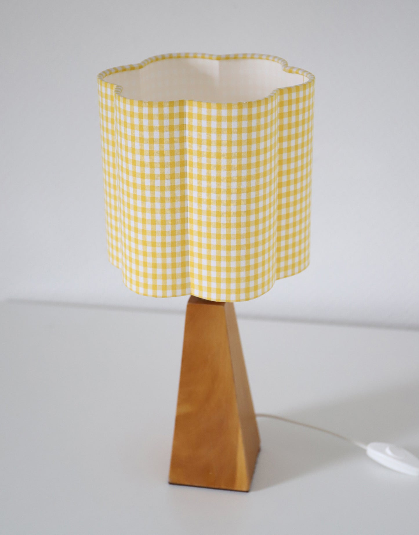 Lampe à poser vintage « Géométrie Solaire » – Bois sculpté et Abat-jour Vichy ondulé