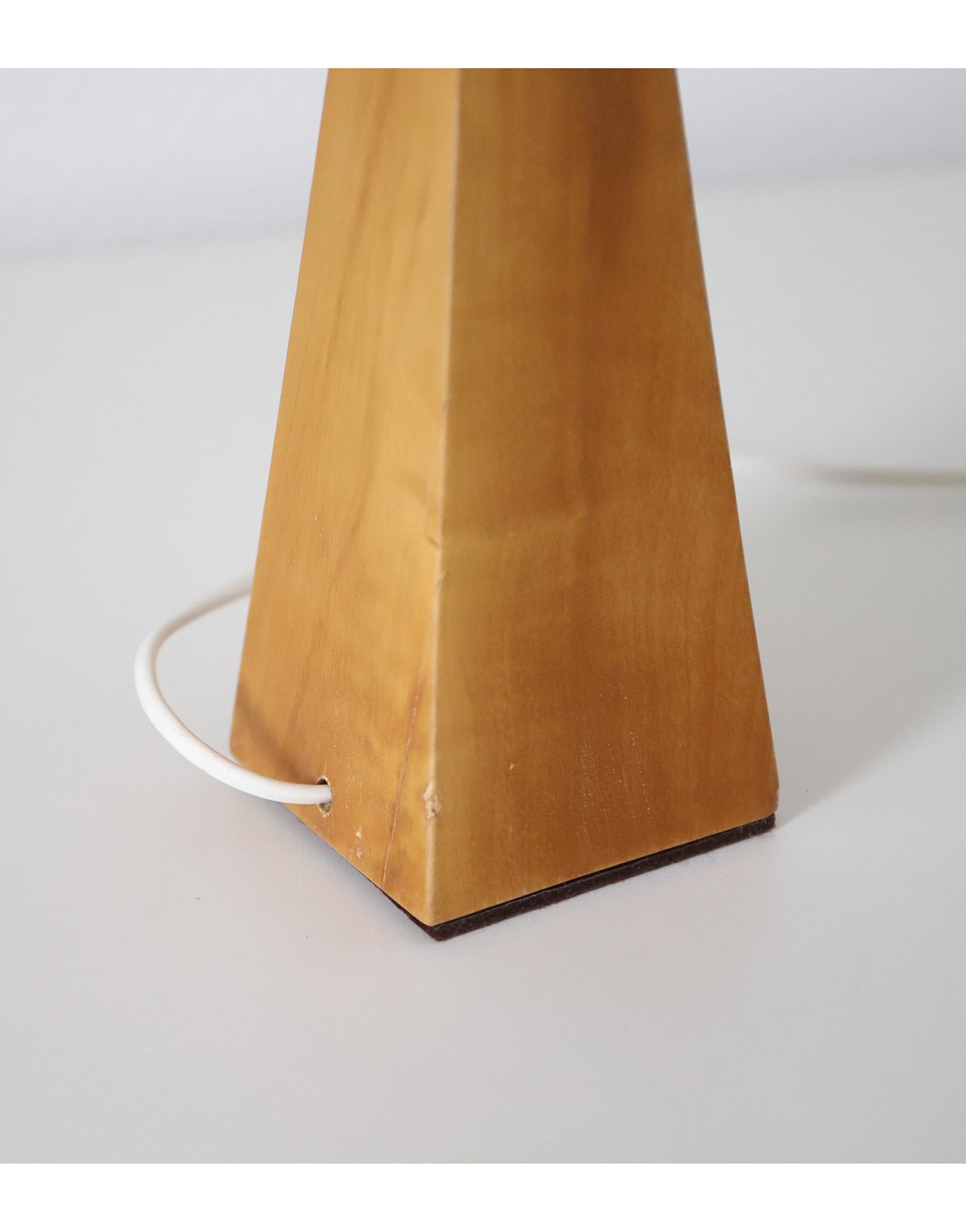 Lampe à poser vintage « Géométrie Solaire » – Bois sculpté et Abat-jour Vichy ondulé