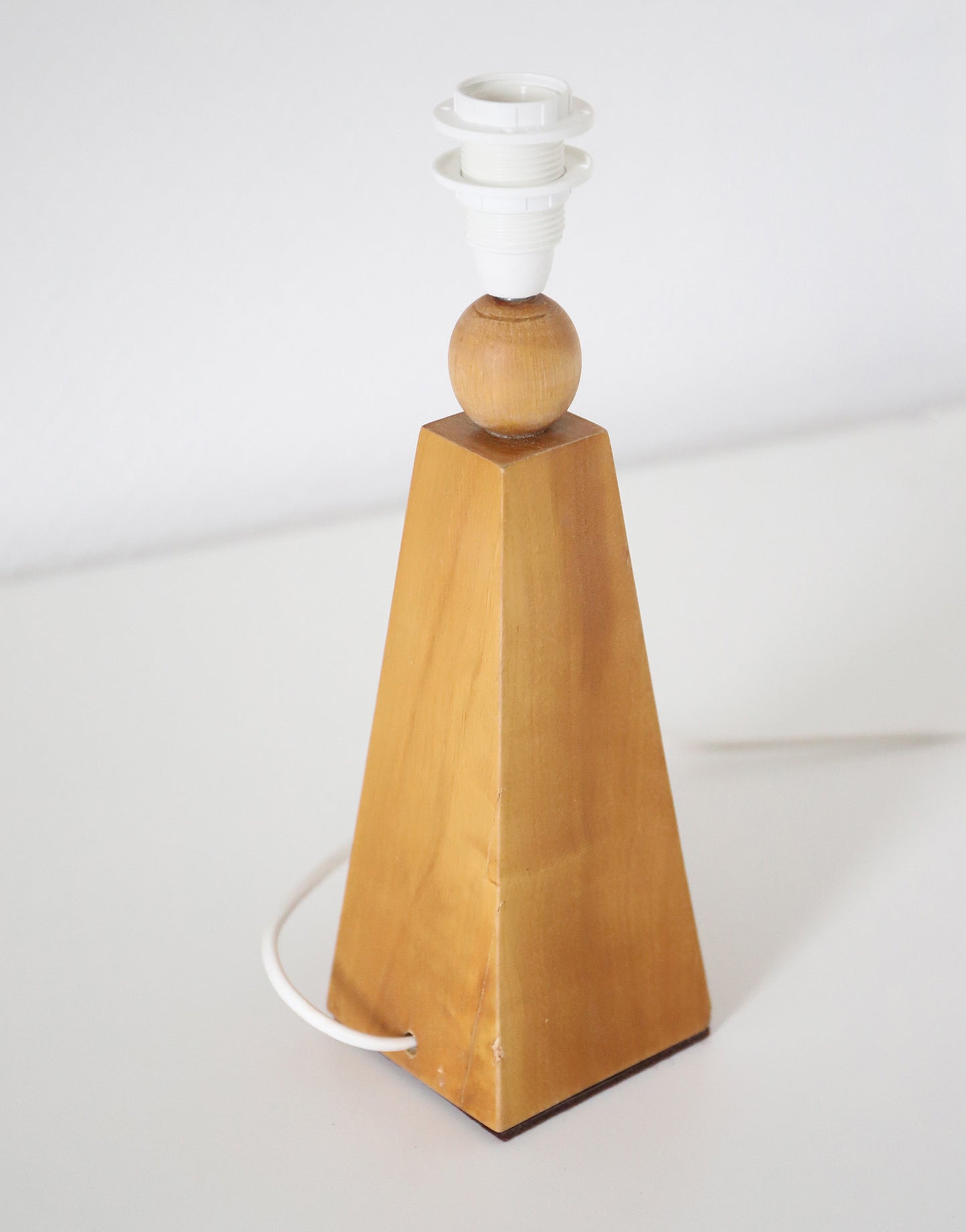 Lampe à poser vintage « Géométrie Solaire » – Bois sculpté et Abat-jour Vichy ondulé