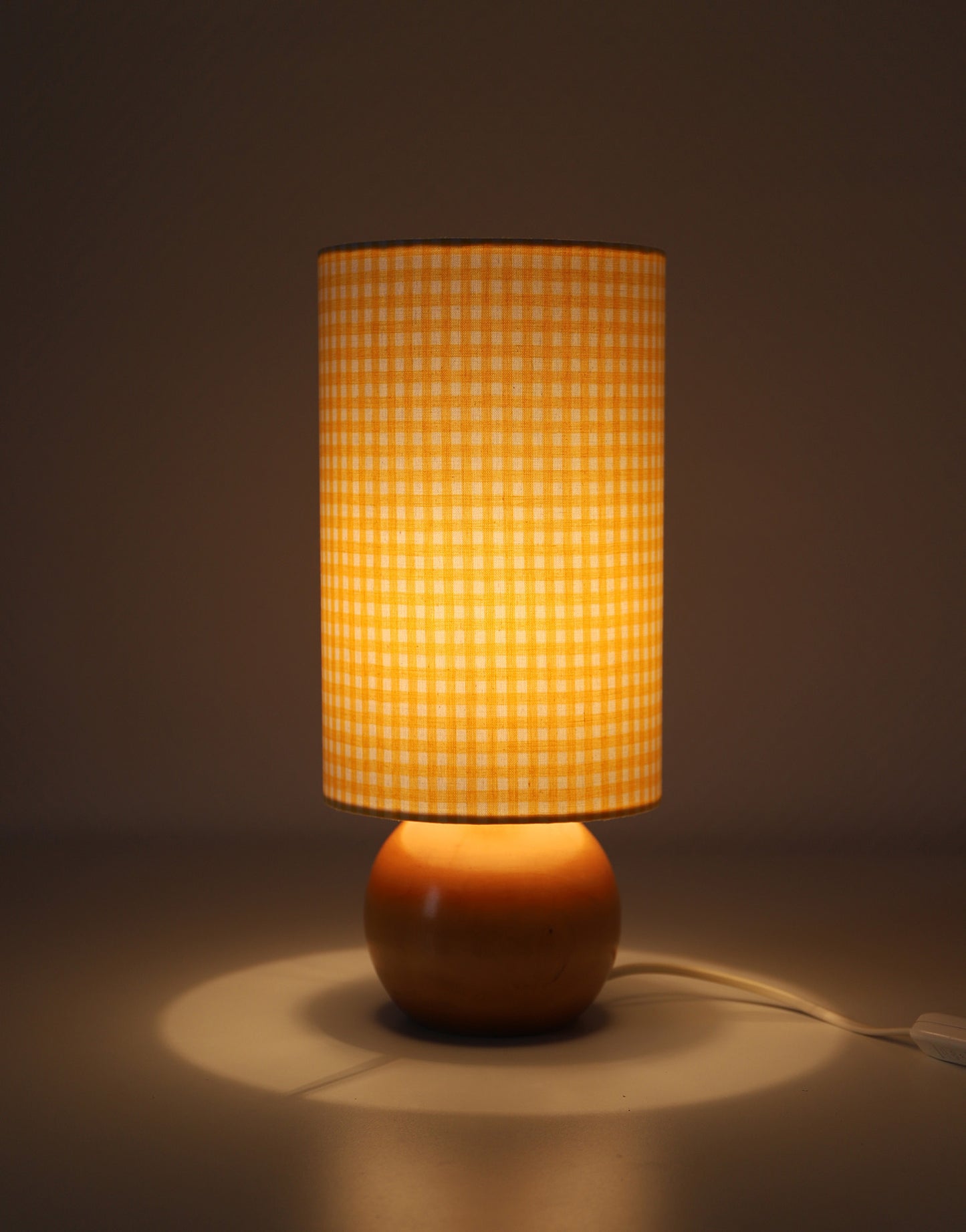 Lampe à poser artisanale – Bois tourné et Vichy Jaune