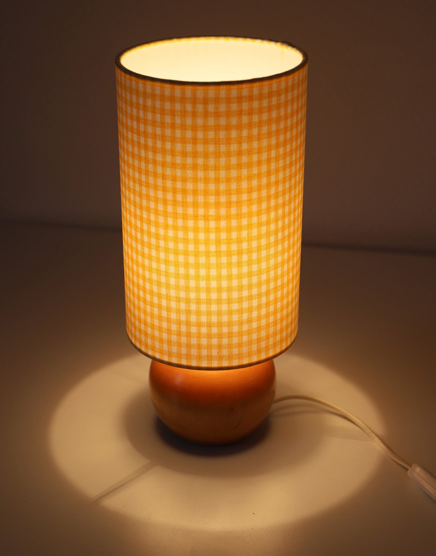 Lampe à poser artisanale – Bois tourné et Vichy Jaune