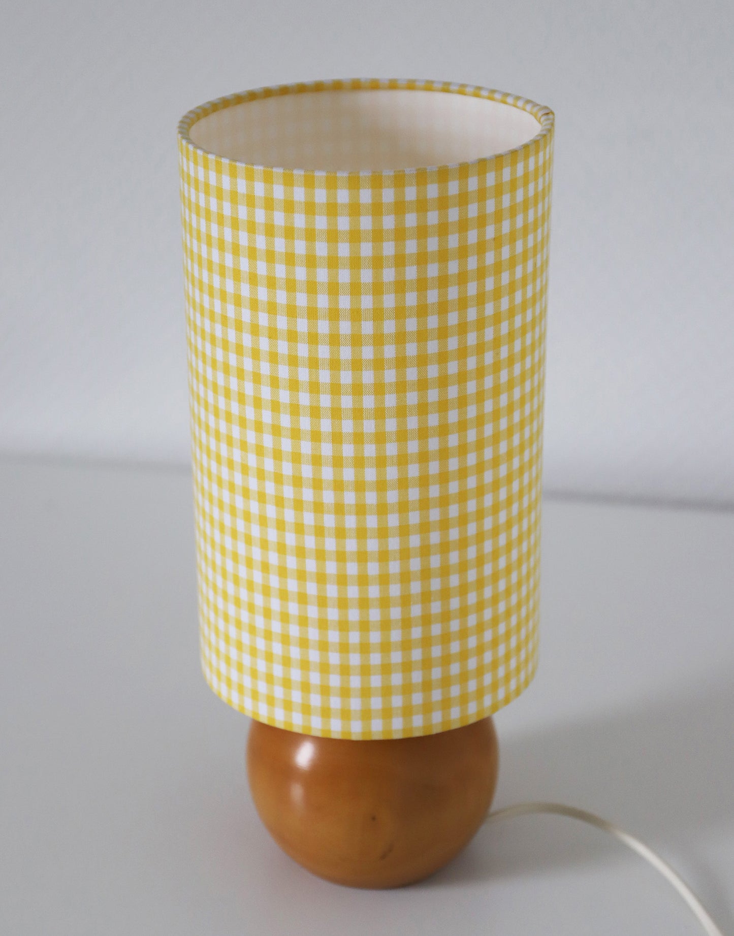 Lampe à poser artisanale – Bois tourné et Vichy Jaune