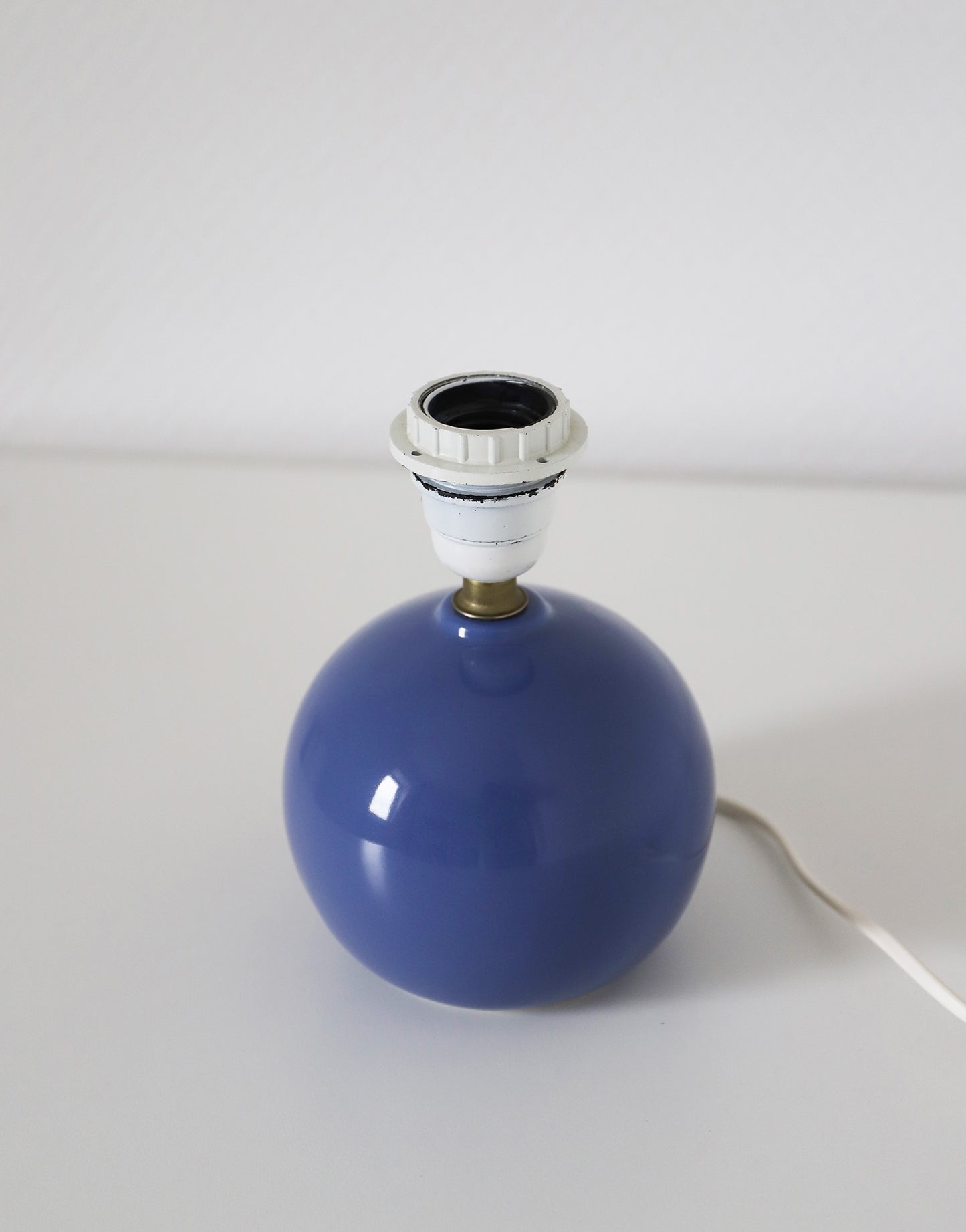 Lampe à poser artisanale – Céramique vintage et Design graphique